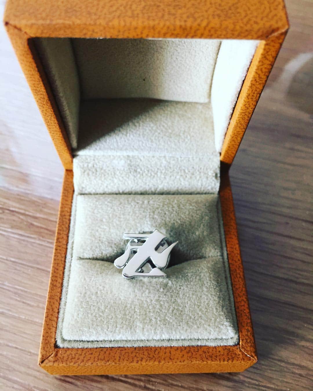 窪塚洋介のインスタグラム：「@eiki__s.d.c sent me his silver. This is a Manji Line pin badge.」