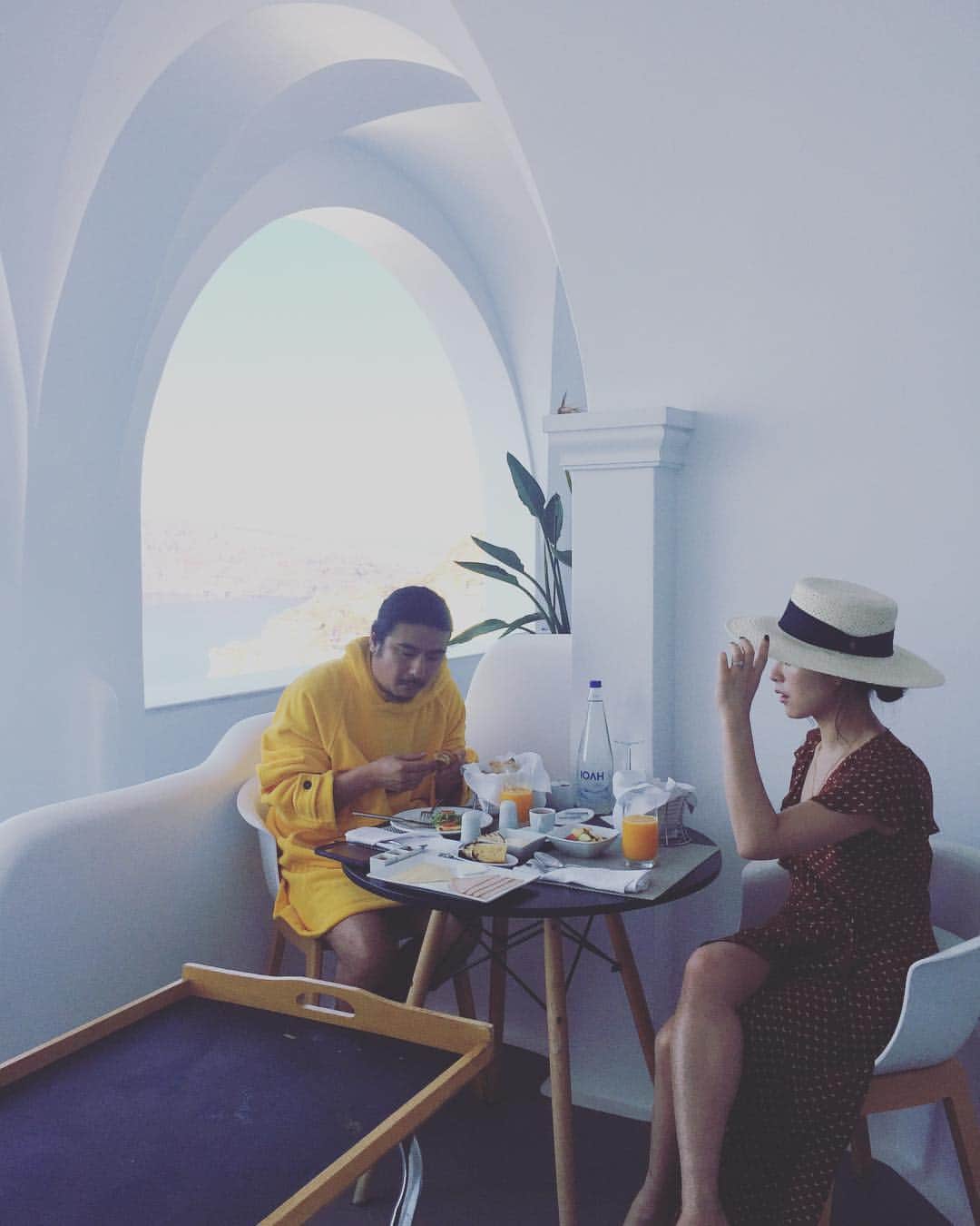 長屋なぎささんのインスタグラム写真 - (長屋なぎさInstagram)「Goodmorning santorini.  羽田を深夜に出てサントリーニに着いたのは午後18:00頃。 白夜なのでまだ辺りは明るくhotel近くのレストランで食事をしのんびり。今日は楽しみだった朝食をお部屋で頂き1日を始めます。 やっぱりギリシャ料理は美味しいね♡っと2人して朝から沢山食べています☺️🍴 ___________________________________ #goodday#goodmorning#santorini#oia#breakfast#hotel#honeymoon##greece#life#nagitabi#greece#hotel#villakatikies #ハネムーン#新婚旅行#想い出の場所#美味しくて追加オーダー」5月9日 17時17分 - nagisanagaya