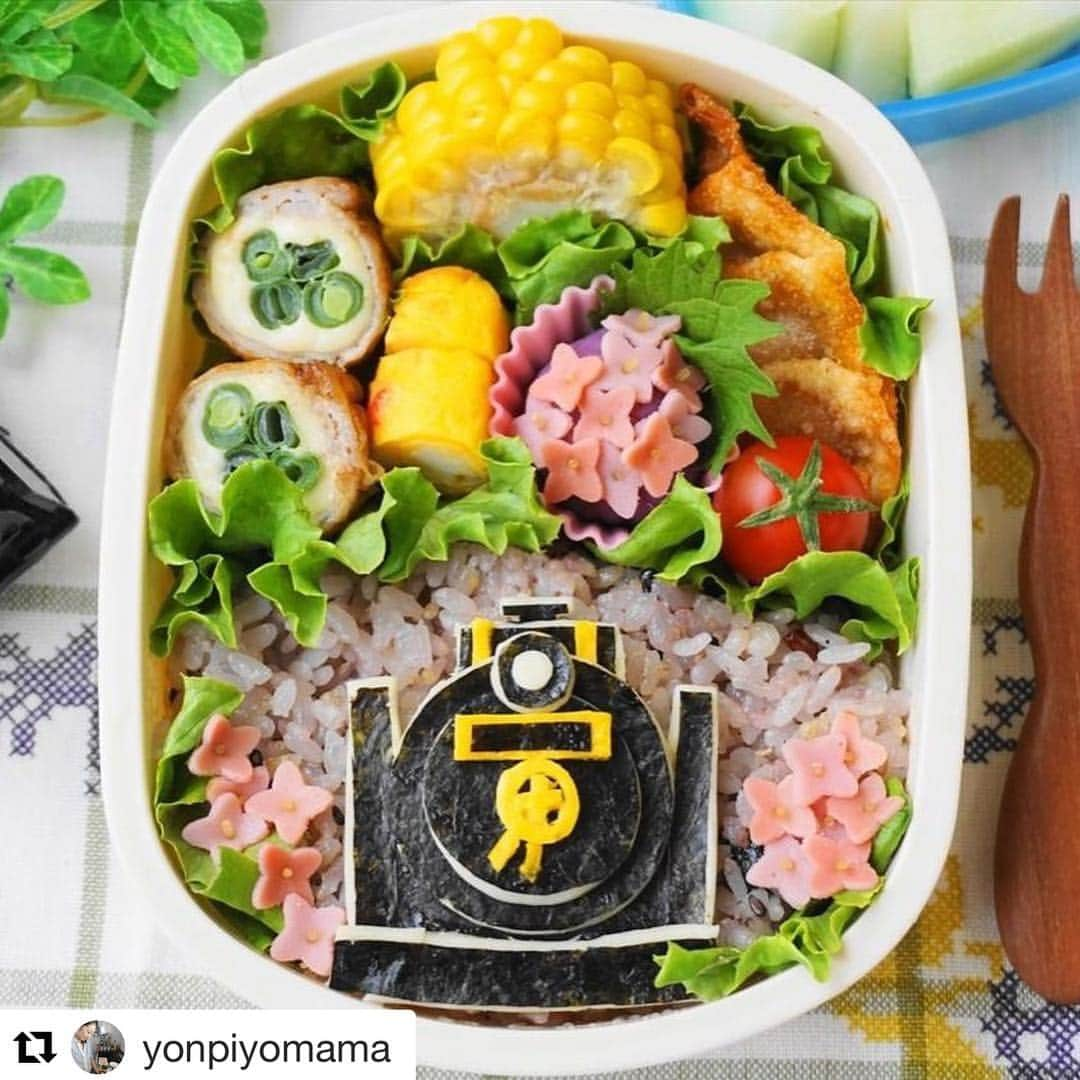 暮らしニスタさんのインスタグラム写真 - (暮らしニスタInstagram)「#Repost @yonpiyomamaさんより 鉄道好きのお子さんにぴったりの キャラ弁が届きました♡ ・・・ 末っ子が機関車デゴイチ（D51）が大好きで、たまたま泊まったホテルから駅まで近くて乗れそう？と思いつきで乗りに行ったのが4年前？  当時2歳だった末っ子は機関車に乗った記憶はどこかへ行ったらしい。  大人と子どもの時間の流れは本当は違うのじゃないのかな〜と思えてならない今日この頃。  家族で出かけるのが年々難しくなって、長男は小さい頃から当たり前に受けていたものを末っ子にはできないもどかしさも常々感じたり。  GWはみんなでキャンプに行けてよかったな〜  子どもたちの記憶にはどれくらい残るのかわからないからお母さんはカメラマンに徹してるんですよ〜  #デゴイチ #D51  #機関車 #お弁当 #オベンタグラム #クッキングラム #マジカルランチタイム  #幼稚園弁当 #雑穀米 #デコ弁 #キャラ弁 #おうちごはんlover #まるみ豚お弁当コンテスト2018  #ちば海苔弁当  #暮らしニスタ #またいつか乗ろう  #肉巻き #卵焼き #kurashinista」5月9日 17時47分 - kurashinista