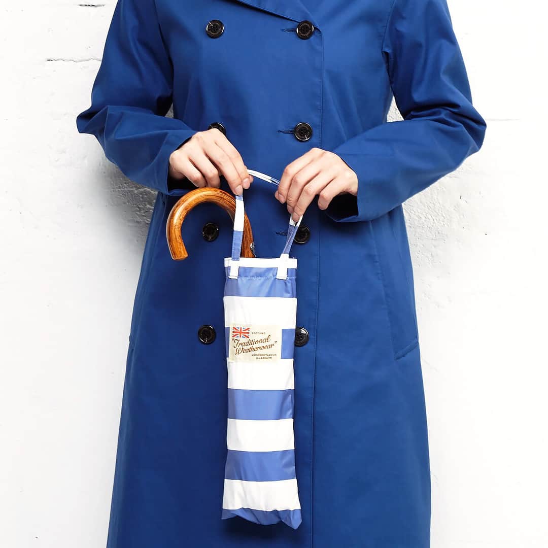 GLADDさんのインスタグラム写真 - (GLADDInstagram)「【雨の日が待ち遠しくなるモノ②】 ・ Traditional Weatherwearはゴム引きコートからスタートしたブランド。英国の伝統的な要素はそのままに、時代性も汲み取ったベーシックなデザインで今の気分を感じさせるコレクションをリリースしています。  特に上質で気品のあるアウターはカジュアルにもビジネスにも取り入れやすいので長く愛用できて大人の定番アイテムとしてもおすすめ。  梅雨が訪れる前に是非チェックしてみては？🔗@gladd_official ・ ・ ━━━ ITEM LIST ━━━━━━━━━ #TraditionalWeatherwear  5/7（月）〜5/11（金）9:00AM 限定販売 ▶︎SODALITE BLUE　L171APFCO0083DT*BF BANWELL ▶︎KHAKI　L171APFCO0082SS*BF DELVINE ▶︎BLACK　L171APFCO0023SS*COVENTRY ▶︎BOTTOLE　L171CFCO0090KP*PORTOBELLO ━━━━━━━━━━━━━━━━━━ ・ #雨の日が楽しくなる #お気に入り #レイングッズ #折りたたみ傘  #おしゃれ #ファッション雑貨 #コート #トラディショナルウェザーウェア #雨の日コーデ #雨の日の過ごし方 #雨が好き #レインコート #大人の定番 #雨の日デート #ファッション雑貨 #天気悪い #イギリス #スコットランド #イギリスブランド #英国 #ボーダー  #rain #gladd  #gladdセレクト #グラッド #ワクワクとともにいつでもいいモノに出会う場所⠀⠀⠀⠀ #ホントは誰にも教えたくない秘密のブランドセール」5月9日 18時01分 - gladd_official