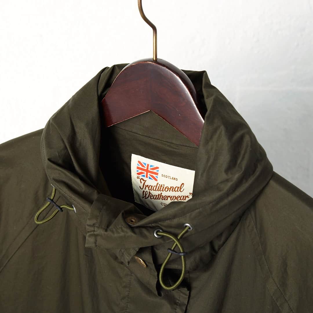 GLADDさんのインスタグラム写真 - (GLADDInstagram)「【雨の日が待ち遠しくなるモノ②】 ・ Traditional Weatherwearはゴム引きコートからスタートしたブランド。英国の伝統的な要素はそのままに、時代性も汲み取ったベーシックなデザインで今の気分を感じさせるコレクションをリリースしています。  特に上質で気品のあるアウターはカジュアルにもビジネスにも取り入れやすいので長く愛用できて大人の定番アイテムとしてもおすすめ。  梅雨が訪れる前に是非チェックしてみては？🔗@gladd_official ・ ・ ━━━ ITEM LIST ━━━━━━━━━ #TraditionalWeatherwear  5/7（月）〜5/11（金）9:00AM 限定販売 ▶︎SODALITE BLUE　L171APFCO0083DT*BF BANWELL ▶︎KHAKI　L171APFCO0082SS*BF DELVINE ▶︎BLACK　L171APFCO0023SS*COVENTRY ▶︎BOTTOLE　L171CFCO0090KP*PORTOBELLO ━━━━━━━━━━━━━━━━━━ ・ #雨の日が楽しくなる #お気に入り #レイングッズ #折りたたみ傘  #おしゃれ #ファッション雑貨 #コート #トラディショナルウェザーウェア #雨の日コーデ #雨の日の過ごし方 #雨が好き #レインコート #大人の定番 #雨の日デート #ファッション雑貨 #天気悪い #イギリス #スコットランド #イギリスブランド #英国 #ボーダー  #rain #gladd  #gladdセレクト #グラッド #ワクワクとともにいつでもいいモノに出会う場所⠀⠀⠀⠀ #ホントは誰にも教えたくない秘密のブランドセール」5月9日 18時01分 - gladd_official