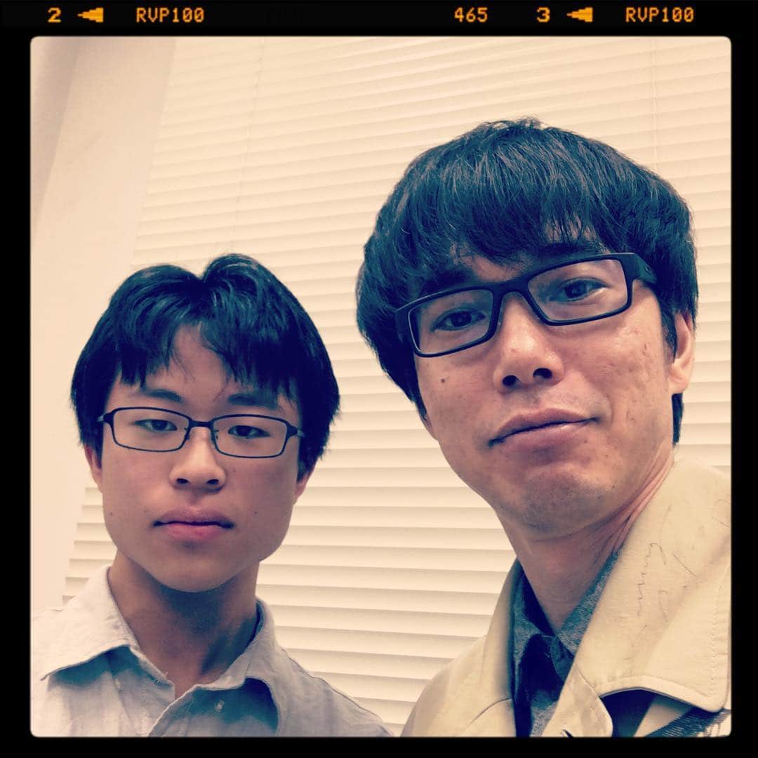 北山陽一のインスタグラム：「「北山さん、覚えてますか、僕です」とかいうから、ああ、ついに俺も隠し子が出て来たかと思ったら（彼は26の時の子供ってことになる）。 4年前、彼が中3の時に日本青年館で1列目にいて、最後音叉をあげたのだった。  いやおぼえているいないではなく、その4年はむっちゃ変わるやんけ。  濱中君。18歳。今期は履修出来なかったらしい。挨拶しに来てくれてありがとう。  いやあすごい再会だった。」