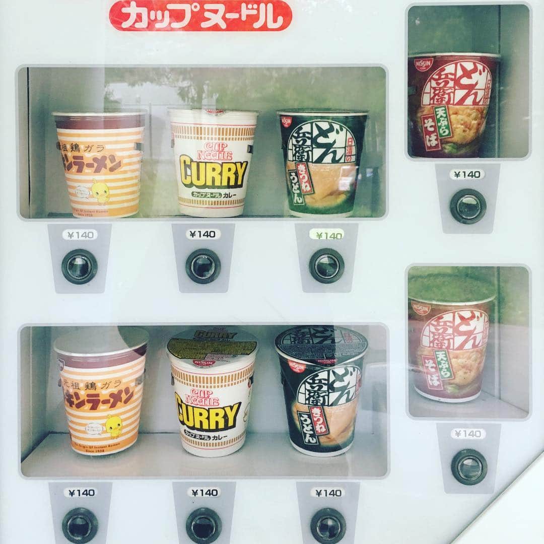北山陽一のインスタグラム：「学食が閉まってしまい、生協へ行くも温かい食べ物がなく。在学中本当にお世話になったコーナーへ。ラインアップが充実しておる。さみーから一個買った。」
