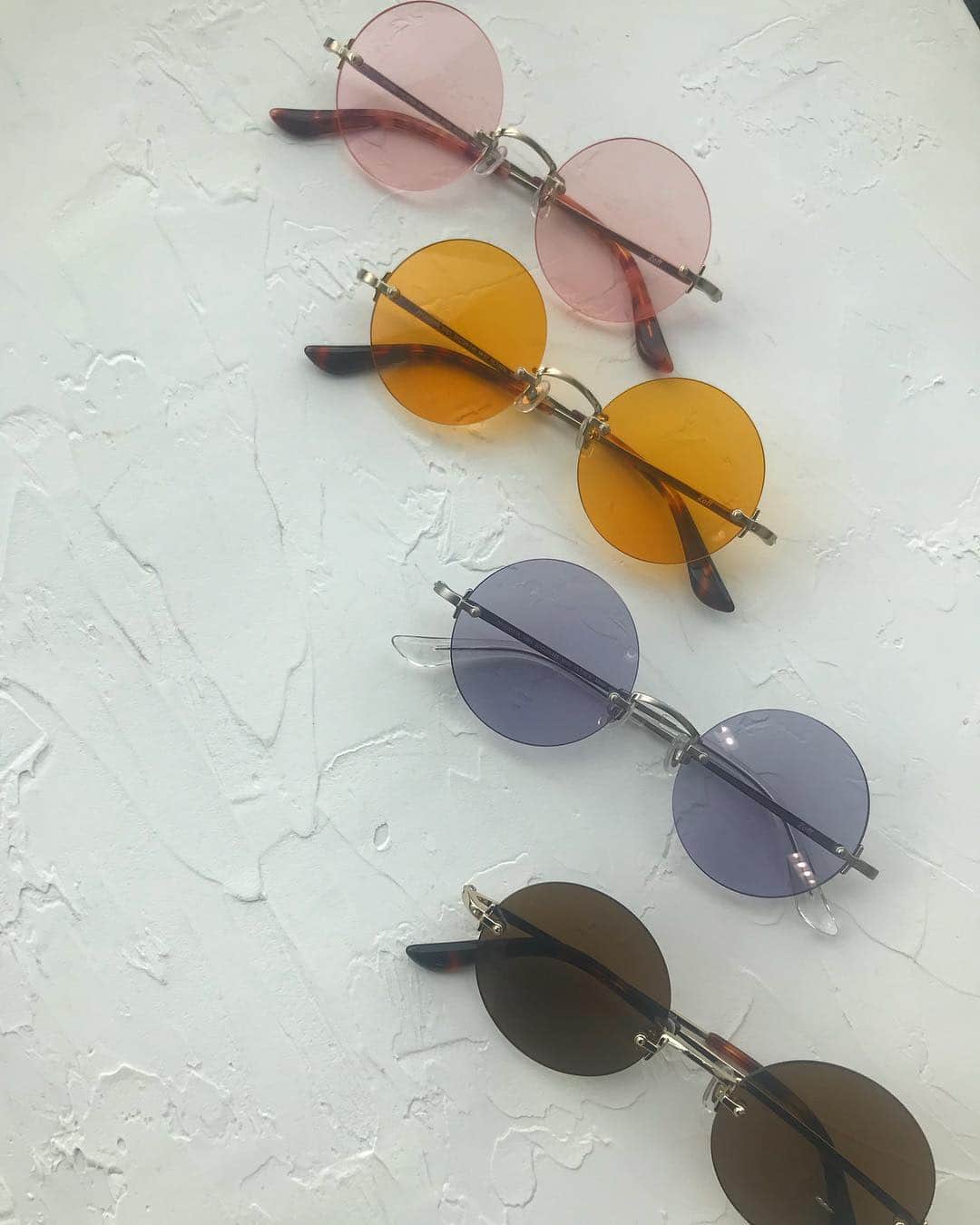 Zoff Officialのインスタグラム：「晴れの日が待ち遠しい🌞 フレームレス×ラウンド×カラーレンズの今年っぽさが詰まった この夏の新商品です！同じ型なのにピンクだとキュートに、 ブラウンだとおしゃれ上級者の印象に。 ZP182G11_57E2 ZP182G11_57E1 ZP182G11_16E1 ZP182G11_56E1 ¥8,100(税込) #fashion #sunglasseslover #eye#eyewear#eyewearstyle #sunglasses#sunglassesfashion #sunglasses😎#🕶#👓#😎 #メガネ#メガネ女子#メガネ男子 #サングラス#optical #ゾフ#zoff#round #ラウンド」