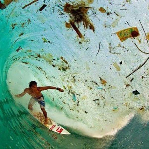 ローラさんのインスタグラム写真 - (ローラInstagram)「いまプラスチックの環境問題は深刻になってきていて、2015年から2025年までの間に約3倍の量に増えて、2050年までには海にいる魚達よりもプラスチックの重量のほうが重くなると言われているの。 信じられない..。イギリスではもう使い捨てプラスチックを使った製品の販売を禁止するの。イギリスだけではなく、日本も、世界中がこの法律になりますように。 レジ袋を使わずにエコバッグにしたり、プラスチックのペットボトルはなるだけ使わないようにするかちゃんとリサイクルにしたり、1人1人の意識でものすごく変わっていくしみんなで地球をまもっていこう🙏🌏 #エコボトル🌍 Plastic waste has become a serious environmental problem. The amount of plastic waste in the ocean will increase three times between 2015 and 2025, and by 2050 the weight of plastic in the ocean will be higher than the weight of fish in the sea. In the UK, the use of disposable plastic has already been prohibited. We hope that this type of law will be passed all over the world, not only in the UK. We can make a huge positive change from consciencous living by everyone!We must protect the earth; it's the only one we have! #SaveTheEarth」5月9日 18時35分 - rolaofficial