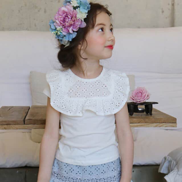 OmoteUraのインスタグラム：「. . frill neck T-shirt🐩¥2000 . . . . #韓国#韓国子供服#子供服#韓国通販 #子供#こども#キッズ#女の子 #キッズ服#子ども服#親子#親子コーデ#fashion#kids#kidsfashion #dailylook#code#codenate #korea#korean#koreanfashion #koreangirl#koreankidsfashion #한국#한국아동복#아이린#어린이」