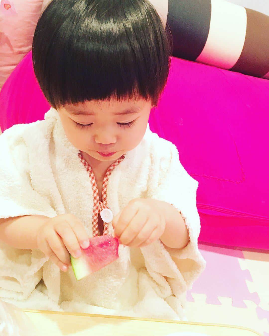 あびる優さんのインスタグラム写真 - (あびる優Instagram)「今日も大好きだよ〜😍の、ツーショット👩‍👧💕 で、スイカ大好きな娘、毎日スイカの果汁をベチャベチャにしてしまうので、試行錯誤した結果、ここ数日は、お風呂入れる前に裸んぼで食べさせてました😂🍉 でも、今夜は、しばらく使ってなかったすっぽり被るタイプのタオルの存在を思い出して💡それを着せてスイカ食べさせてみたら、なかなかいい感じでした😜🍉 明日からはこの作戦でいってみようかな🤔🍉 食べ過ぎて満腹ですが🐷🍙 もう少しで、おやすみなさい😴💕 #family#daughter#clover#watermelon#eating#love#cute#happy#hug#家族#娘#愛娘#親子#四葉のクローバー#すいか#スイカ#愛しい#かわいい#癒し#仲良し#大好き#おやすみなさい」5月9日 20時47分 - yuabiru74