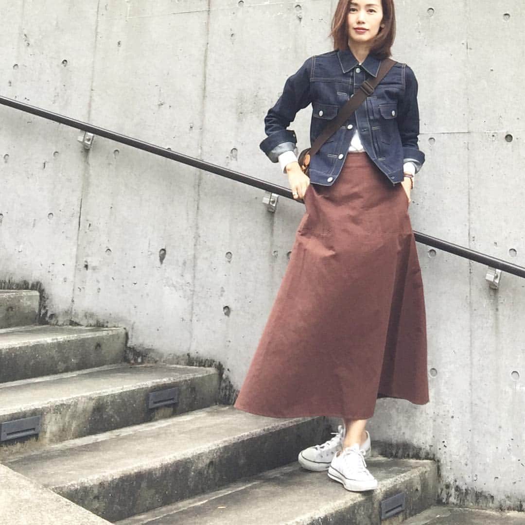 のインスタグラム：「* 今日の服 * 春夏に着る、 ブラウンとか キャメルとか 秋冬色が 気になる…😎 * コーディネートの詳細は ブログに書きました よかったら コチラも覗いてみて下さい * #ブログ更新しました  #プロフィールにブログのリンク貼ってます * #ootd #デニムジャケット #americana #アメリカーナ  #メンズワッフルT #uniqlo #ユニクロ  #スカート #micaanddeal #マイカアンドディール @mica.deal  バッグ #louisvuitton #ルイヴィトン  #靴 #converse #コンバース」