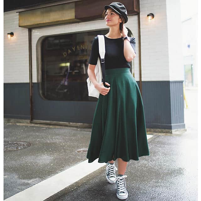 集英社FLAG SHOP（フラッグショップ）さんのインスタグラム写真 - (集英社FLAG SHOP（フラッグショップ）Instagram)「スタイリストの吉村友希さん×12closetのコラボアイテムはかなりのおすすめ💐 ①適度なフィット感、二の腕がキレイに見える五分の袖丈で上半身がスッキリ見えするリブカットソーは、定番のホワイトとブラックの2色展開。シンプルなデザインなので、着まわし力もお墨付き🐙 ②程よい厚みのあるとろみ生地で優雅なドレープと揺れ感が出るその名もミモレ丈スウィングスカート🎷名前も素敵❤︎ 後ろがゴム仕様だから着心地も◎ こちらは、レッドとグリーンの2色展開です。 ①と②を合わせるだけで美しいフィット&フレアが叶います✨ 更に、どちらも洗濯機洗い可なのでお手入れが自宅で手軽にできちゃうのも嬉しいポイント☺︎ 『フラッグショップ』で検索してね🌷  サイト内の検索窓に6桁の数字「319546(カットソー)」「319547(スカート)」を入力して検索するとすぐに見つかります🔍👀 #吉村友希さん #吉村友希 #スタイリスト #コラボ #リブカットソー #ミモレ丈スウィングスカート #ミモレ丈スカート #lee #リー #leemarche #LEEマルシェ #リーマルシェ #fashion #instafashion #ファッション #cordinate #コーデ #flagshop #フラッグショップ #集英社flagshop #集英社フラッグショップ #スカート #カットソー #きれいめコーデ」5月9日 21時13分 - happyplusstore
