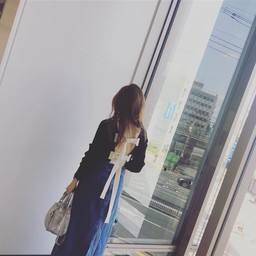 澤辺美香さんのインスタグラム写真 - (澤辺美香Instagram)「今日は肌寒いかったけど気持ち良かったので少し歩きました♡  寒いけど背中あき…😅 #leinwände #redcard #デニムスカート#私服コーデ #plst #シルバー#denimskirt#奈良」5月9日 21時24分 - mikasawabe