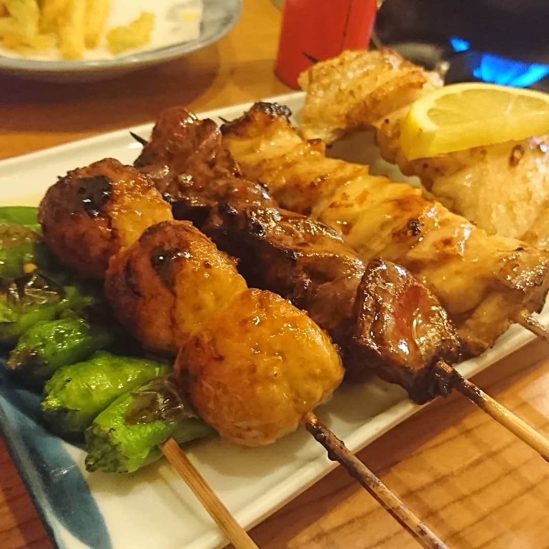 のインスタグラム：「両国にある鳥義と言うお店で『焼鳥盛り合わせ』少し甘めのタレで美味しかったです(^o^)/♪つくねもホクホクで美味しいのです♪  #焼鳥 #焼き鳥 #ちゃんこ鳥義 #鳥義 #両国 #下町グルメ #レギュラー松本 #あるある探検隊 #旨い #盛り合わせ #飯テロ」