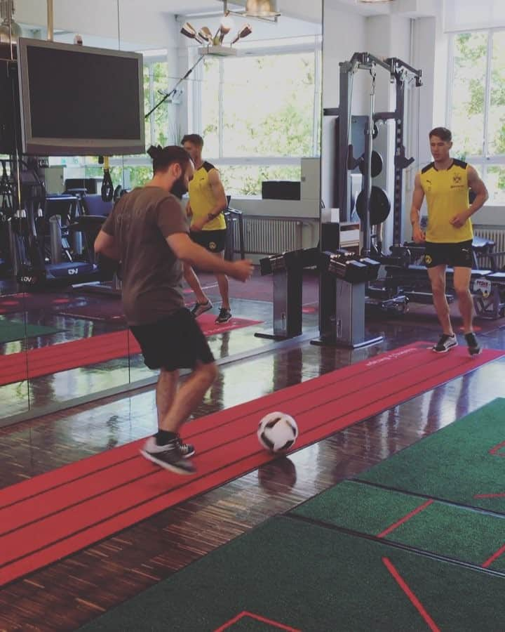 エリック・ドゥルムのインスタグラム：「Endlich wieder ⚽️ am Fuß !!🙏🏻💪🏼 @osphysio_training_therapie  @peko185  #soccer #love #bvb #37 #motivation #rehab #fit #training #munich」