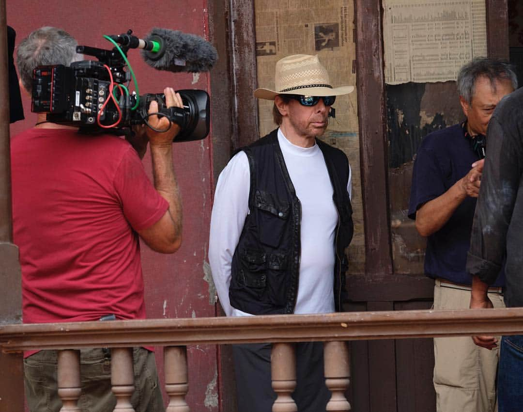 ジェリー・ブラッカイマーのインスタグラム：「On the set with director Ang Lee. #Cartagena @geminimanmovie #GeminiManMovie」