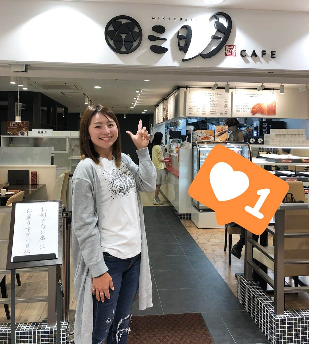 江澤亜弥さんのインスタグラム写真 - (江澤亜弥Instagram)「＊ 福岡の、クロワッサン専門店 「三日月屋」ってご存知でしょうか？😊 私のスポンサーさんなんですよ😆💓 . 今日は三日月屋さんが博多駅でされている 「三日月屋カフェ」でモーニングを ご馳走になってきました😋✨ . クロワッサンもめっちゃくちゃ美味しい ですが、オススメはこのメンチカツサンド！！ (一切れ食べちゃった😂笑) 本当に美味しい！！ 店員さんもすごく丁寧でいい方たちでした😍 . 皆さん福岡にお越しの際は是非召し上がって みてください😋💓 クロワッサンもお土産で持って帰ったら 絶対喜んでもらえます😆💓 . 三日月屋の店舗は福岡空港にもありますよ😊 . 私のプロフィールのところに、三日月屋の リンクも貼っておくのでご覧ください😊✨ (ここに貼ってもリンクされないんですよ〜😭) . #三日月屋 #三日月屋カフェ #クロワッサン専門店」5月10日 10時13分 - aya_ezawa