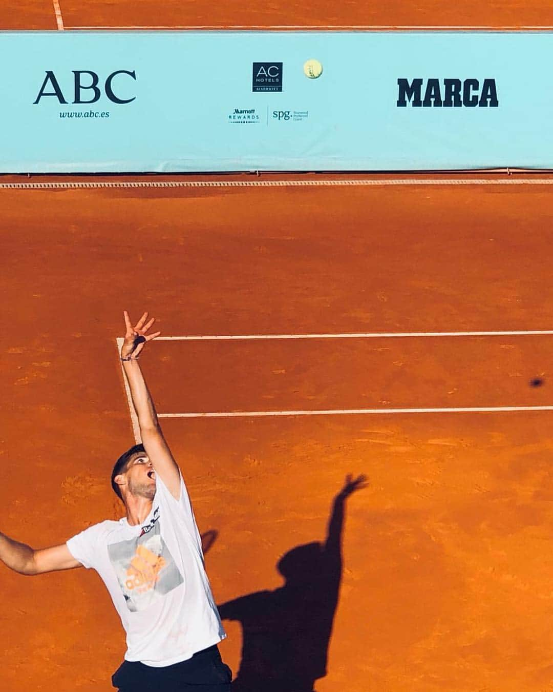 ドミニク・ティエムさんのインスタグラム写真 - (ドミニク・ティエムInstagram)「Getting ready for my first match in Madrid! #💪 #👍 #heretocreate」5月10日 1時45分 - domithiem