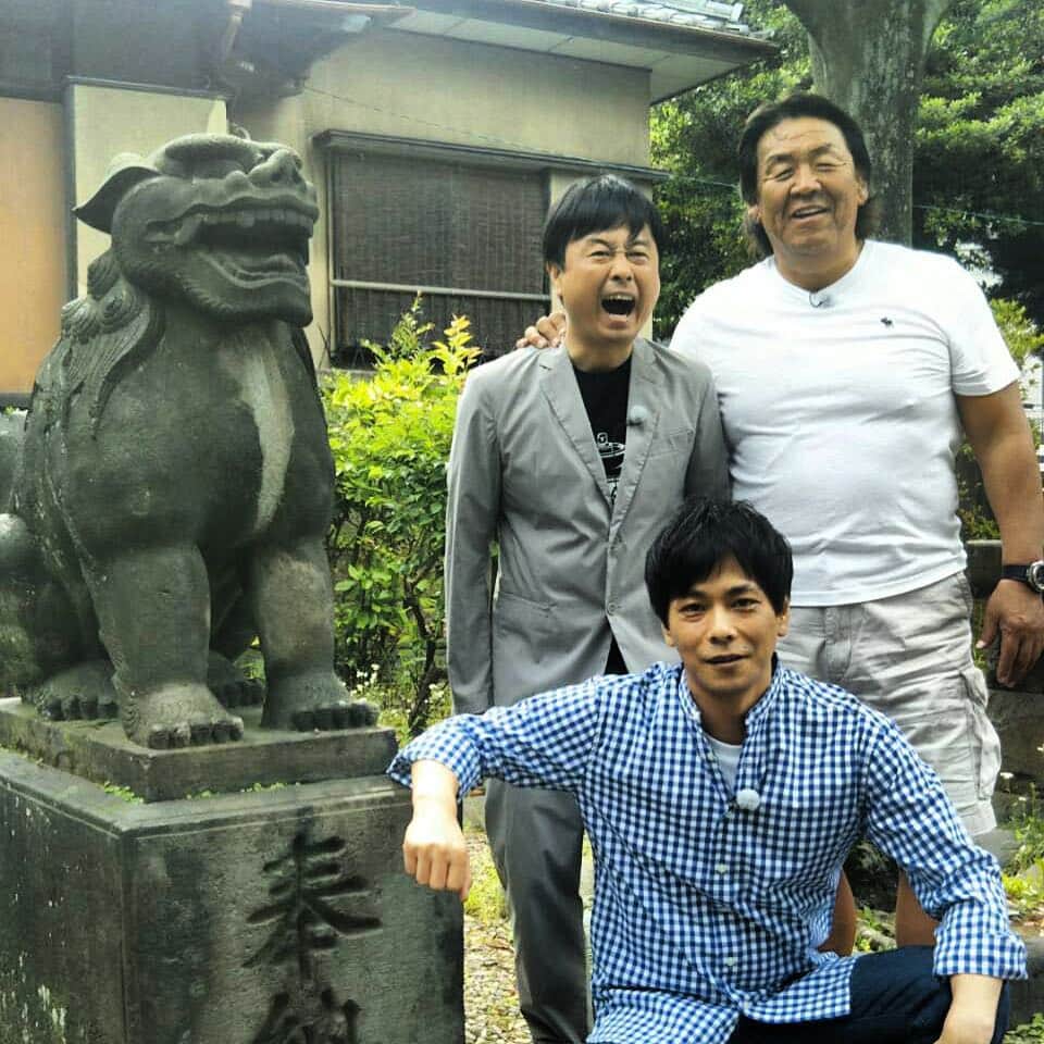 井上聡のインスタグラム：「長州力さんとロケでのオフショット。 オンエアは先ですがBSフジで「次課長州の力旅！」という番組を3週にわたってお送りしますのでぜひぜひご覧ください。  #ロケを始める前に力さんから君達2人に会いたくてしょうがなかったよとおっしゃって頂いた時は嬉しかったな #力さんの口癖は「お前にオレの何がわかるんだ！」 #河本は50回ぐらい言われていた #でも河本の頼みは「うん」と言ってすぐ聞いてくれる #力さんが何かを例える時は必ずアンドレザジャイアントを基準にしている #とても温厚な方なので普段本当にキレる事はありません #でもロケバス内で突然力さん自ら近況報告をして頂いたのですが、自宅の庭のホースが壊れている事に気付かず水道料金が数万円いってた事にはブチギレたらしいです #楽しさしかないので定期的にこのロケやれたらいいな #お楽しみに！」