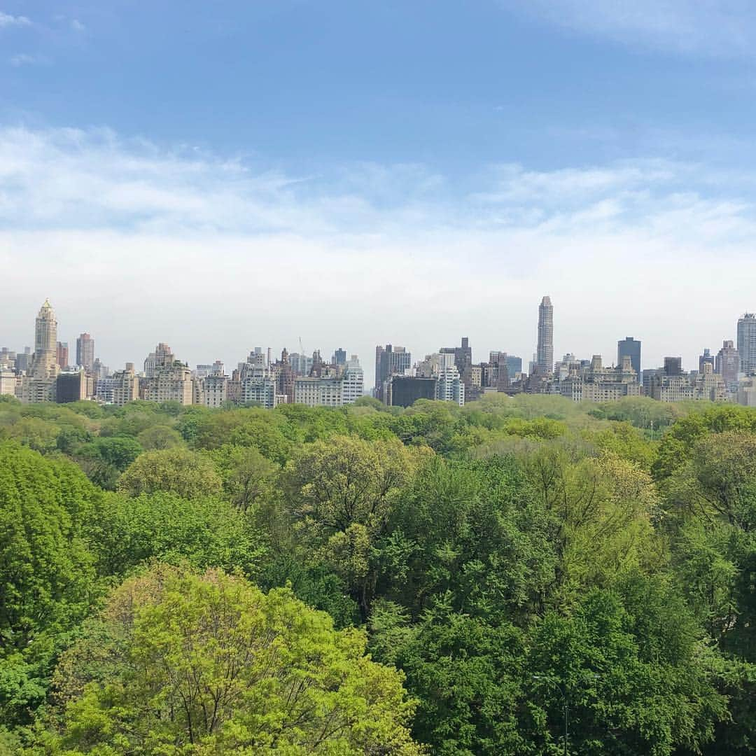 オノ・ヨーコさんのインスタグラム写真 - (オノ・ヨーコInstagram)「Spring time. As the view from the window is getting greener and greener, my heart is getting stronger and stronger」5月10日 4時22分 - yokoono