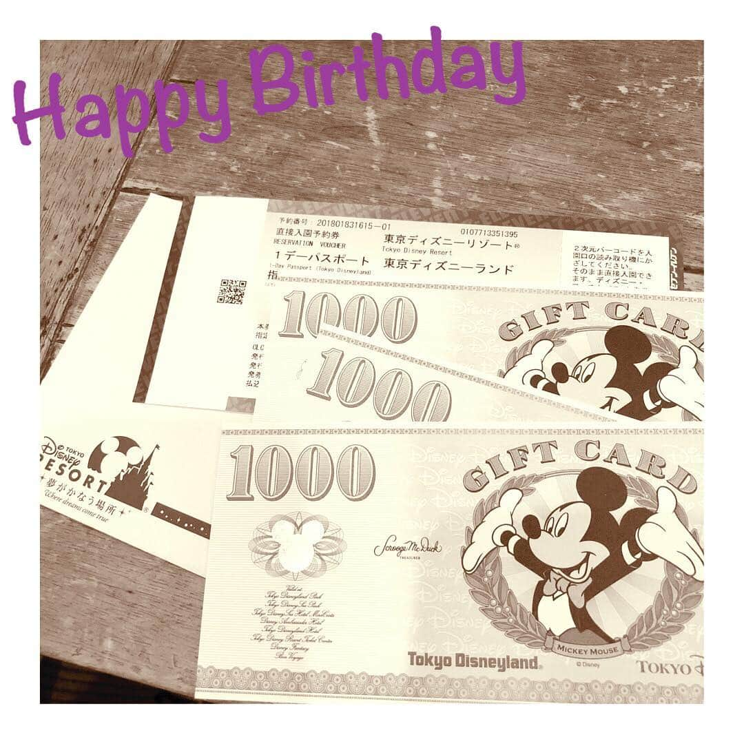 高橋志津奈さんのインスタグラム写真 - (高橋志津奈Instagram)「今日は次女の誕生日！ 昨晩は長女からのサプライズが！  バイト代でディズニーのチケット🎟と、食べたり買ったりできるギフトカード！  なんだか姉妹愛を感じてウルッとしちゃいました😢長女の成長も感じた次女の誕生日🎂  私の癒しだった赤ちゃんがもう15歳🤭  元気に楽しく学校に行ってることに感謝！  お誕生日おめでとう🎉  #次女のお母さんになってもう15年か# 嘘みたいにあっという間だな#子供の成長は早いから#しっかり目に焼き付けなければ」5月10日 7時51分 - shizunan