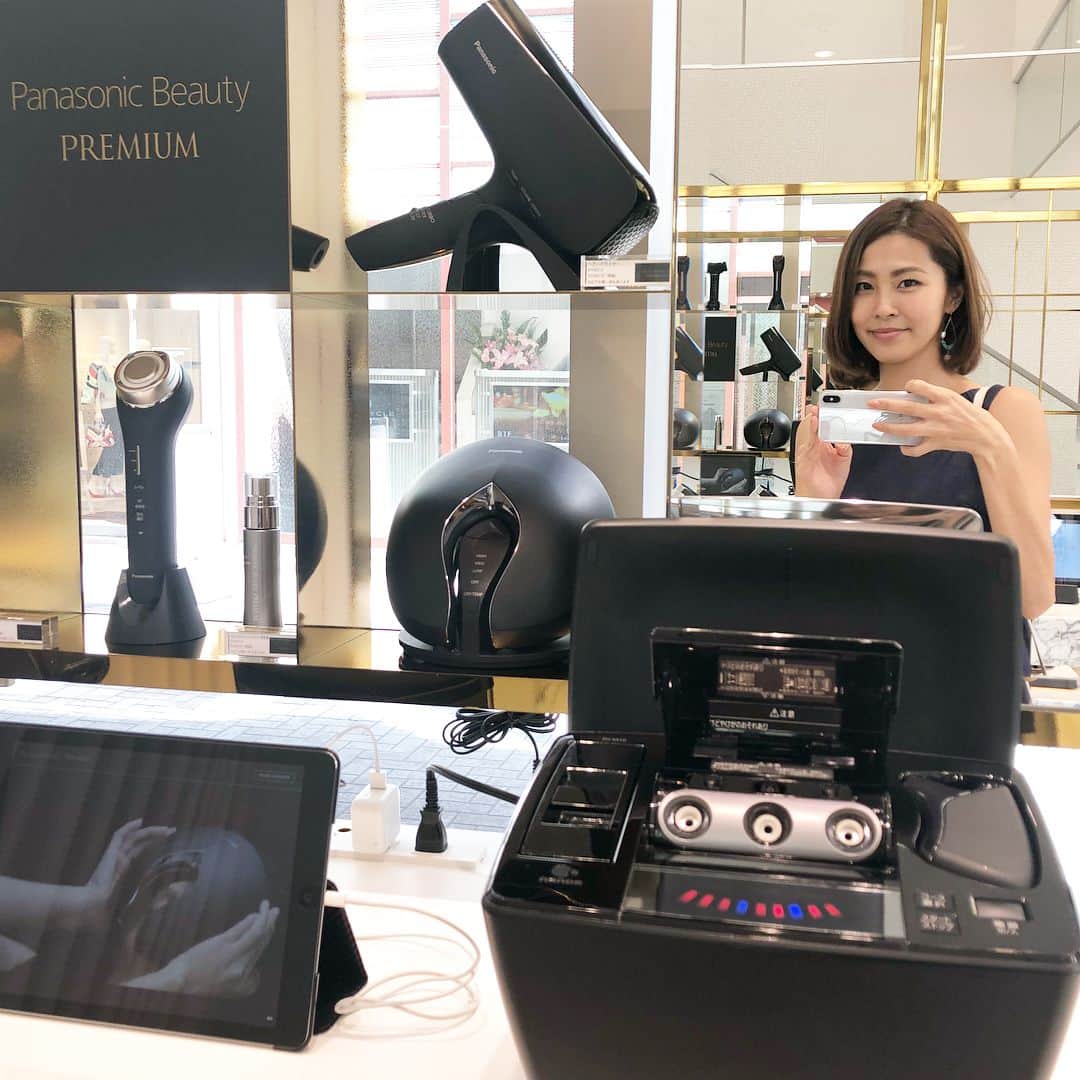 のインスタグラム：「. Panasonic Beauty Premium Ambassador ＊ . 今日はパナソニックビューティサロン銀座店へ プレミアムエステコース（ひきしめコース）を 受けに行ってきました。 . カウンセリングを含む60分間（2枚目の動画） メイクオフ→ スチーマー11分→ RF美容器12分 → イオンエフェクター3分→ メイク直し . 家では1アイテムごとしか使ってなかったので こうやって組み合わせて使うと 終わった時の素肌がぜんぜん違うと一目瞭然！ （3枚目のノーメイクpic） 肌はもちもちだしメイクの乗りも素晴らしく良い！ . プレミアムエステコースは4種類あって どれも完全予約制。 そして、なんと、すべて無料！！👏 . 予約はホーページから毎日0:00更新で、 翌日から2週間先までの予約が可能なのだけど、 すぐ埋まっちゃうくらい大人気。 . 美顔器って決して安い買い物じゃないから 説明だけ聞くより、買おうか迷ってるときに カウンセリング受けながらしっかり試せるのって 本当良いなと思いました。 もちろん、5/16新発売のRF美容器もお試しできます！ . . #PanasonicBeautyPremiumAmbassador #パナソニックビューティプレミアム #エイジングケア #RF美容器 #スチーマー #イオンエフェクター #PR #美魔女 #bimajo #坂元美容レポ」