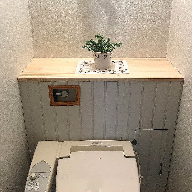 LIMIA（リミア）さんのインスタグラム写真 - (LIMIA（リミア）Instagram)「・ トイレをタンクレス風に目隠しDIY✔ 掃除用品やサニタリー用品の収納もつけて天板は取り外し、メンテナンスしやすいように何も留めずに乗せただけ🌟 あとは好きなインテリアを加えれば完成😉生活感の出やすいトイレを自分の好みで改造してお気に入りの空間にしてみてはいかがですか？🌿 ・ プロフィールのリンク≫ @limiajp から、Instagram最新投稿アイデアに飛べます💓 https://limia.jp/idea/193457/ Photo by あんなさん . ------ LIMIAアカウントをタグ付けもしくは< #limia >のハッシュタグをつけて投稿していただくとリグラムさせていただくこともあります。 ------ ・ #タンクレス #タンクレス風 #リメイク #タンクレストイレ #ナチュラルインテリア #インテリアデザイン #ナチュラル #セルフリノベ #セルフリノベーション #マイホーム #お手洗い #インテリア #diyer #DIY #toilet #remake #selfrenovation #natural #interior #interiordesign #naturallife #naturalinterior #myhome #lifestyle」5月10日 18時00分 - limiajp