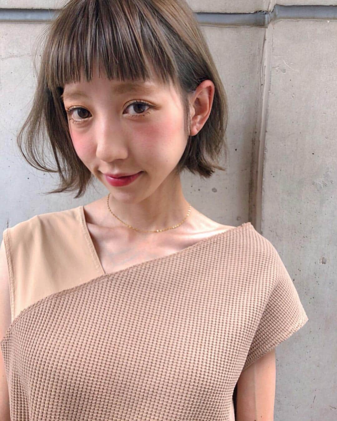 あまのまりのインスタグラム：「こんなに短いのだよ👒(顔面全開ですみませぬ😨) くまが治らん🐻🐻がんばってる証としよう🐻💮 昔は耳出すの苦手だったなぁ、気になるところはチャームポイントって名付けるだけで自信に変わるね🌷 @kousei_goto #首が長いのは昔から結構気に入っている🕊笑」