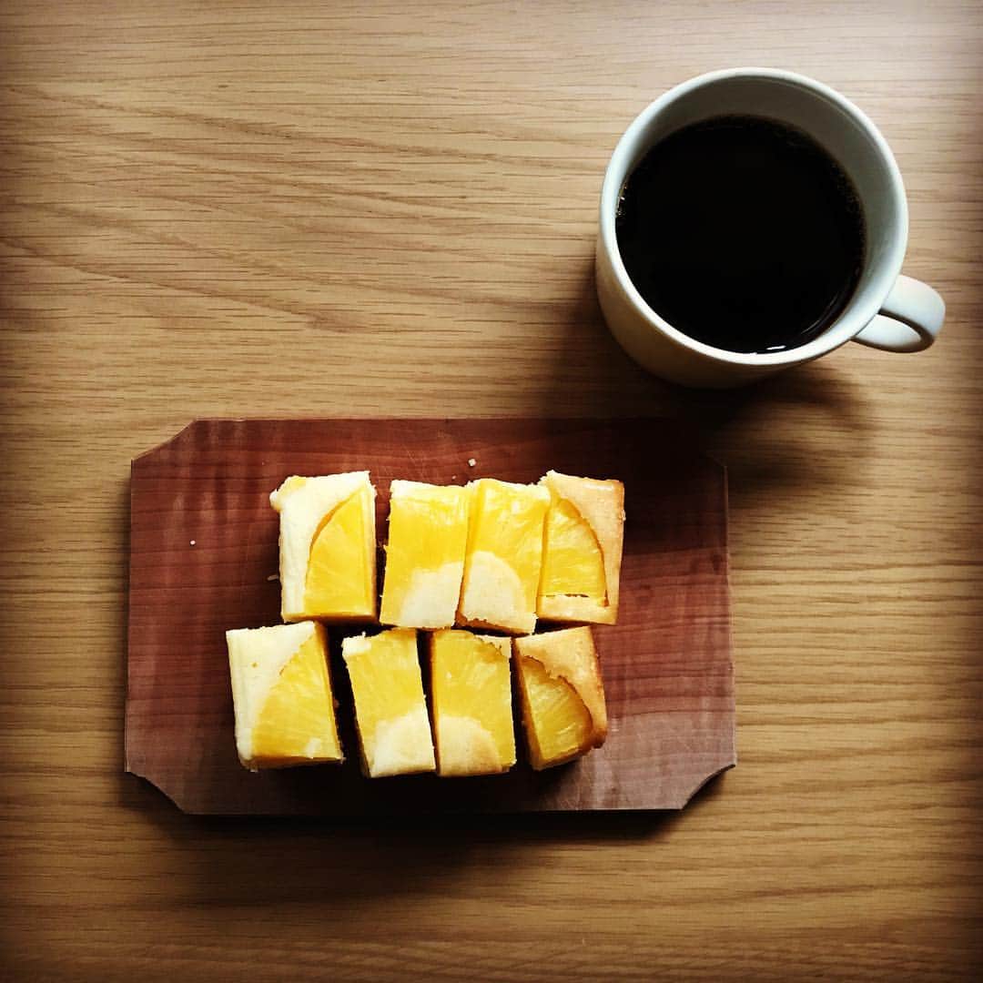 なかしましほ（foodmood）さんのインスタグラム写真 - (なかしましほ（foodmood）Instagram)「コーヒーのブラッシュアップ中のスタッフのおかげで、朝からおいしいコーヒーが飲めます。 今日はLONG TRUCK FOODSのパイナップルのアップサイドダウンケーキと、foodmoodのパイナップルシフォンサンドと🍍🍍」5月10日 10時59分 - foodmoodshop