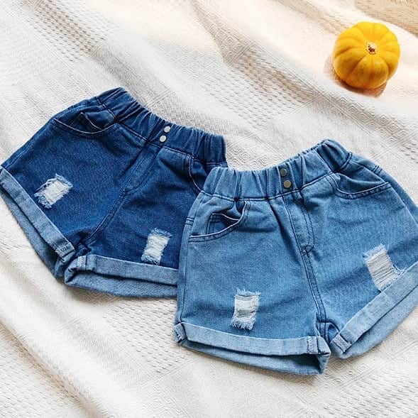 OmoteUraのインスタグラム：「. . damage denim short pants🍍¥2000 . . . . #韓国#韓国子供服#子供服#韓国通販 #子供#こども#キッズ#女の子 #キッズ服#子ども服#親子#親子コーデ#fashion#kids#kidsfashion #dailylook#code#codenate #korea#korean#koreanfashion #koreangirl#koreankidsfashion #한국#한국아동복#아이린#어린이」