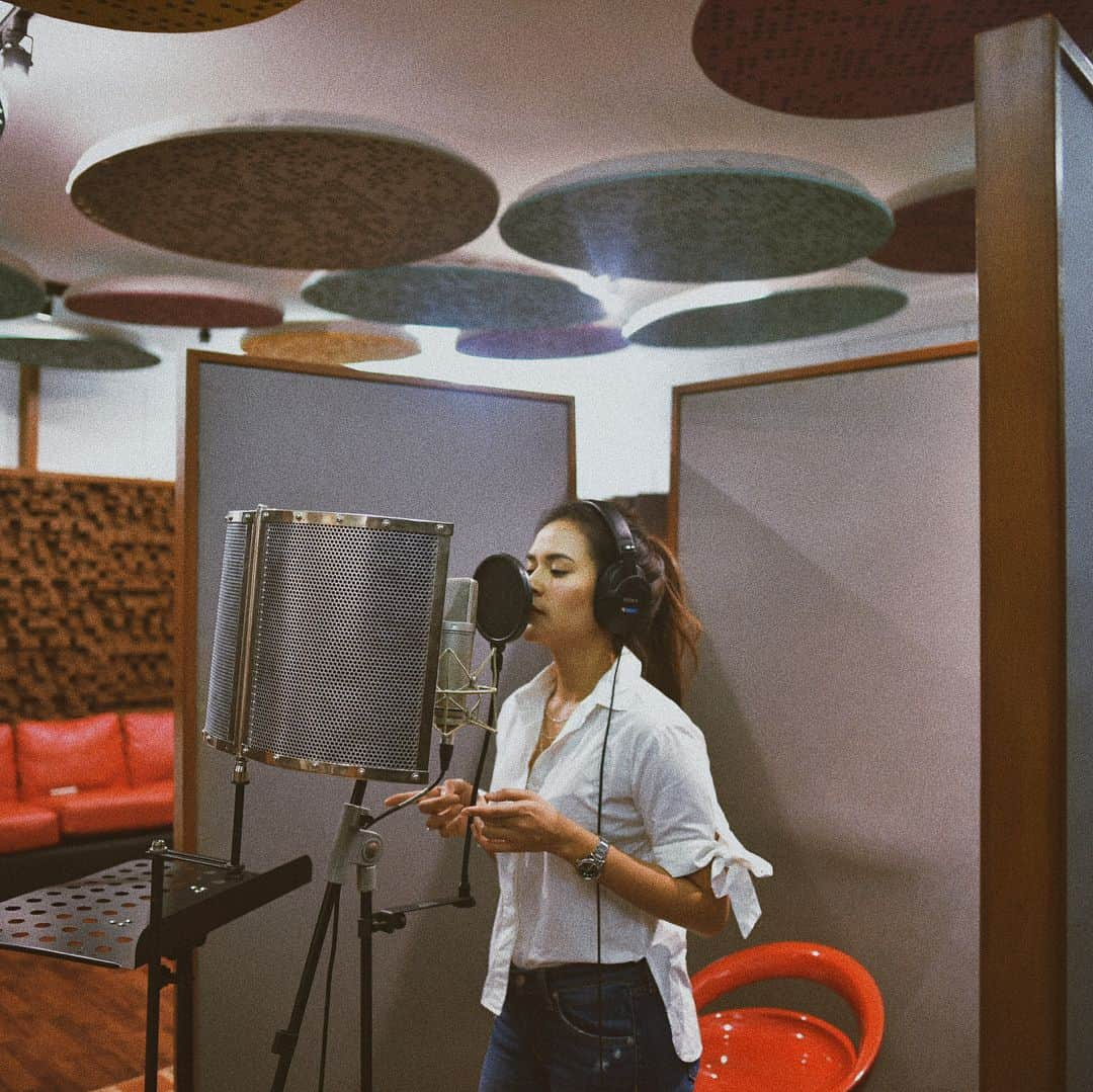 Raisa Andrianaさんのインスタグラム写真 - (Raisa AndrianaInstagram)「Tadi malam, rekaman lagu pertama yg bisa bikin nangis pas lg take. Tapi, ini bukan lagu galau. Ga sabar rilis!! ❤️ photos by @agrasuseno」5月10日 11時13分 - raisa6690