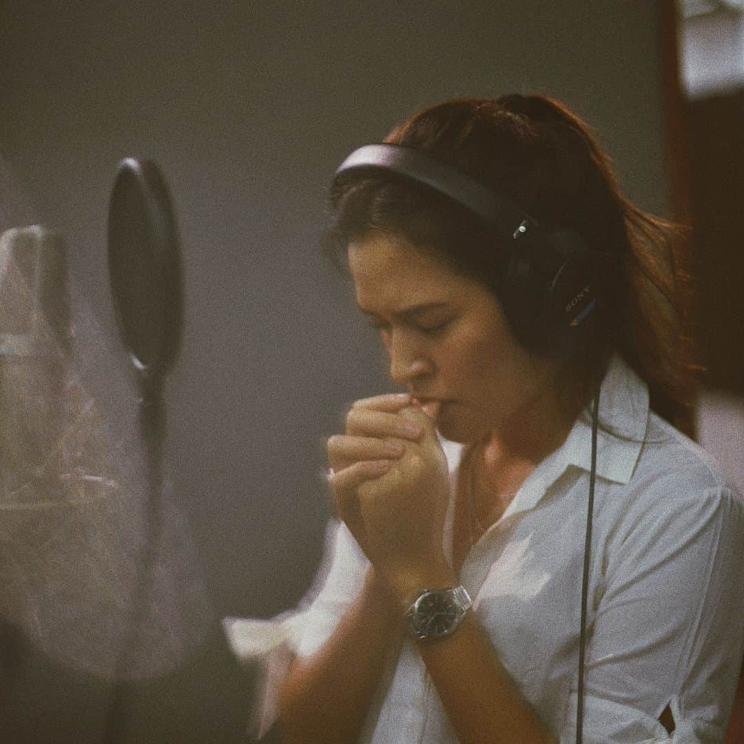 Raisa Andrianaさんのインスタグラム写真 - (Raisa AndrianaInstagram)「Tadi malam, rekaman lagu pertama yg bisa bikin nangis pas lg take. Tapi, ini bukan lagu galau. Ga sabar rilis!! ❤️ photos by @agrasuseno」5月10日 11時13分 - raisa6690