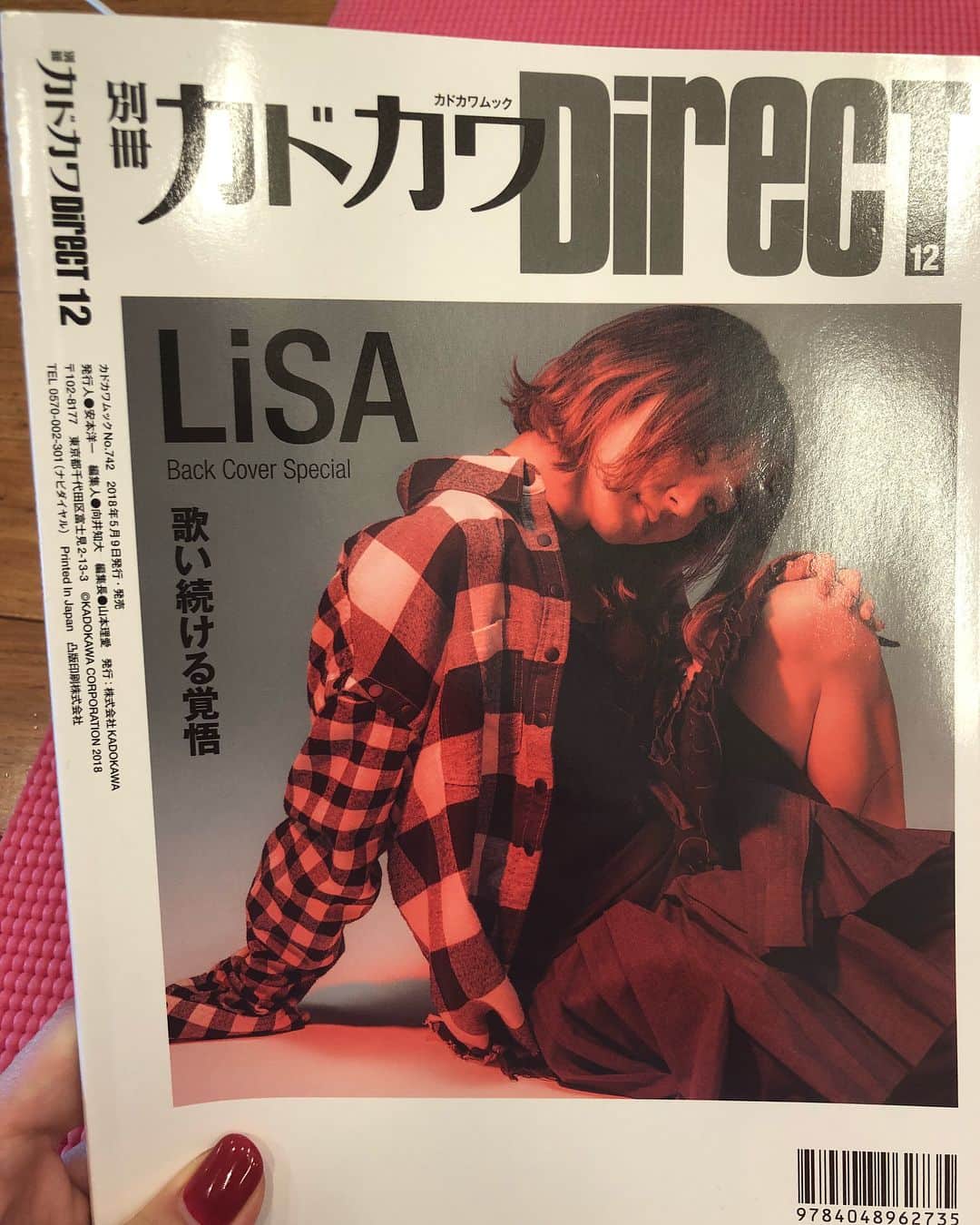 LiSAさんのインスタグラム写真 - (LiSAInstagram)「「別冊カドカワDirecT 12」様にて、裏表紙から、大大特集していただいています。これはまだ一部。 大好きな武市さんの言葉から始まるインタビュー。床に座ってたの書かれてる。笑 かなさんと、もりさんの、男女視点や、大好きな皆様の、LiSAを証言してくれる心強いインタビューたち。ここでしか見られない特別。これは宝物だ。写真もいーーっぱい。そして、田淵先輩の証言ページでかすぎない？笑 これまで一緒に作ってくれた先輩視点、心強いです。 みてねー！ そして、今日もラジオ生放送でーす！ #LiSA #別冊カドカワDirec #大特集 #りさふく #くばちゃまコーデ」5月10日 11時32分 - xlisa_olivex