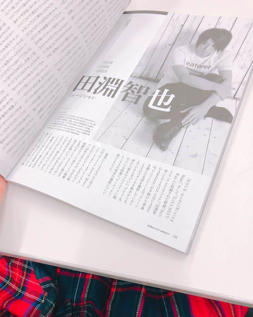 LiSAさんのインスタグラム写真 - (LiSAInstagram)「「別冊カドカワDirecT 12」様にて、裏表紙から、大大特集していただいています。これはまだ一部。 大好きな武市さんの言葉から始まるインタビュー。床に座ってたの書かれてる。笑 かなさんと、もりさんの、男女視点や、大好きな皆様の、LiSAを証言してくれる心強いインタビューたち。ここでしか見られない特別。これは宝物だ。写真もいーーっぱい。そして、田淵先輩の証言ページでかすぎない？笑 これまで一緒に作ってくれた先輩視点、心強いです。 みてねー！ そして、今日もラジオ生放送でーす！ #LiSA #別冊カドカワDirec #大特集 #りさふく #くばちゃまコーデ」5月10日 11時32分 - xlisa_olivex
