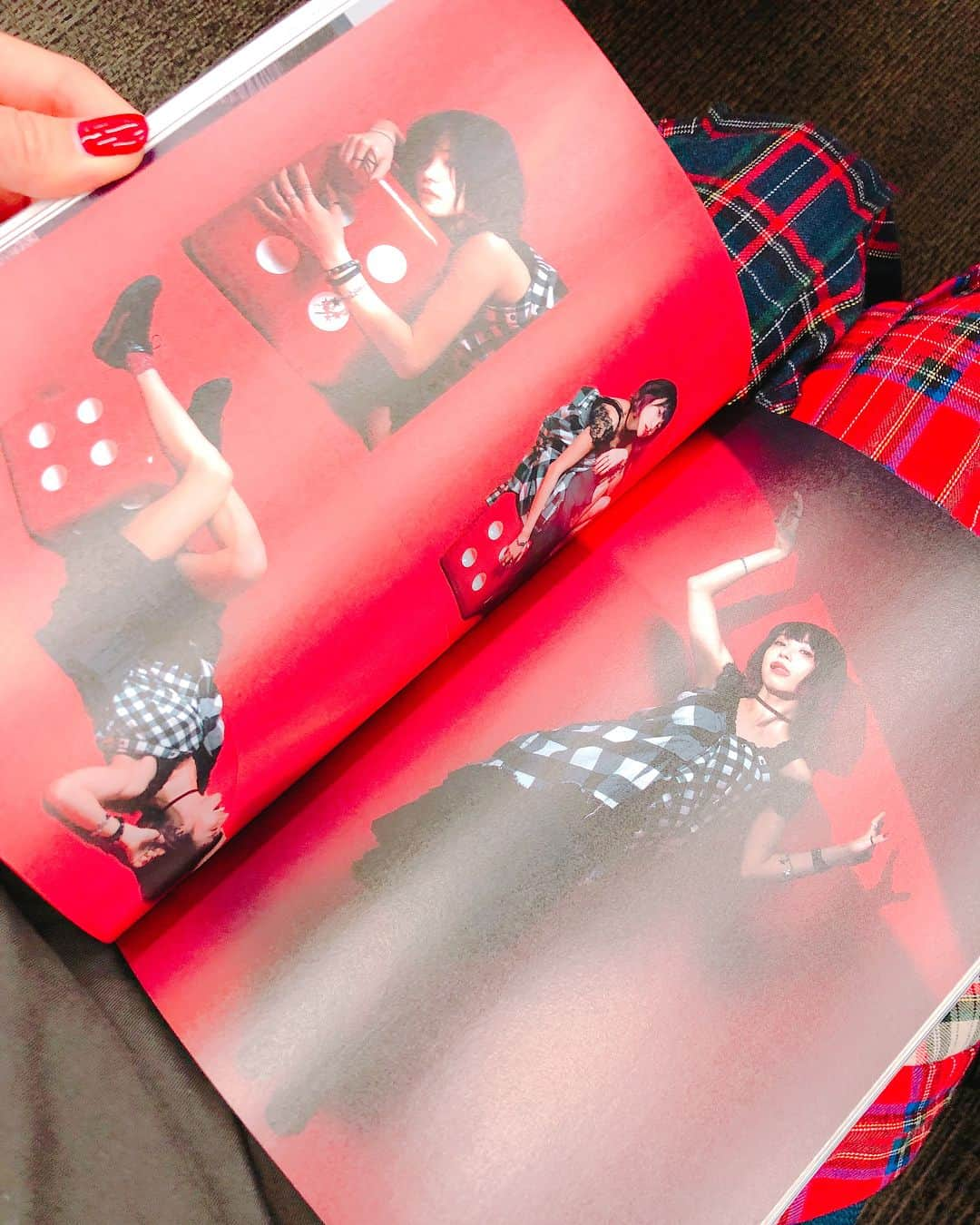 LiSAさんのインスタグラム写真 - (LiSAInstagram)「「別冊カドカワDirecT 12」様にて、裏表紙から、大大特集していただいています。これはまだ一部。 大好きな武市さんの言葉から始まるインタビュー。床に座ってたの書かれてる。笑 かなさんと、もりさんの、男女視点や、大好きな皆様の、LiSAを証言してくれる心強いインタビューたち。ここでしか見られない特別。これは宝物だ。写真もいーーっぱい。そして、田淵先輩の証言ページでかすぎない？笑 これまで一緒に作ってくれた先輩視点、心強いです。 みてねー！ そして、今日もラジオ生放送でーす！ #LiSA #別冊カドカワDirec #大特集 #りさふく #くばちゃまコーデ」5月10日 11時32分 - xlisa_olivex