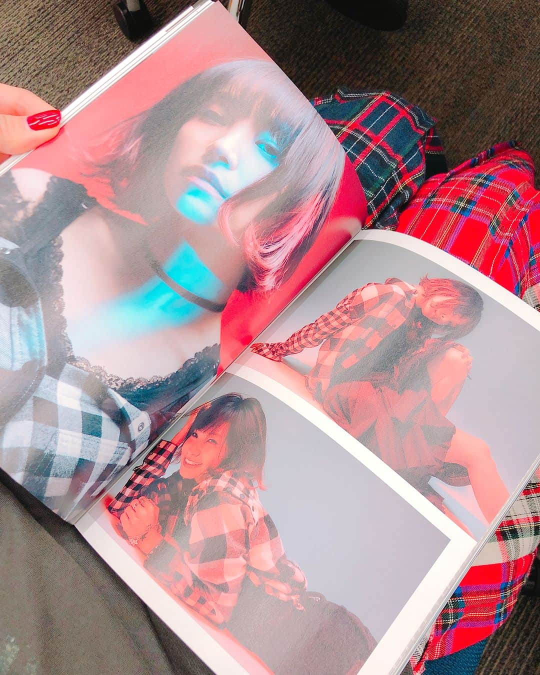 LiSAさんのインスタグラム写真 - (LiSAInstagram)「「別冊カドカワDirecT 12」様にて、裏表紙から、大大特集していただいています。これはまだ一部。 大好きな武市さんの言葉から始まるインタビュー。床に座ってたの書かれてる。笑 かなさんと、もりさんの、男女視点や、大好きな皆様の、LiSAを証言してくれる心強いインタビューたち。ここでしか見られない特別。これは宝物だ。写真もいーーっぱい。そして、田淵先輩の証言ページでかすぎない？笑 これまで一緒に作ってくれた先輩視点、心強いです。 みてねー！ そして、今日もラジオ生放送でーす！ #LiSA #別冊カドカワDirec #大特集 #りさふく #くばちゃまコーデ」5月10日 11時32分 - xlisa_olivex