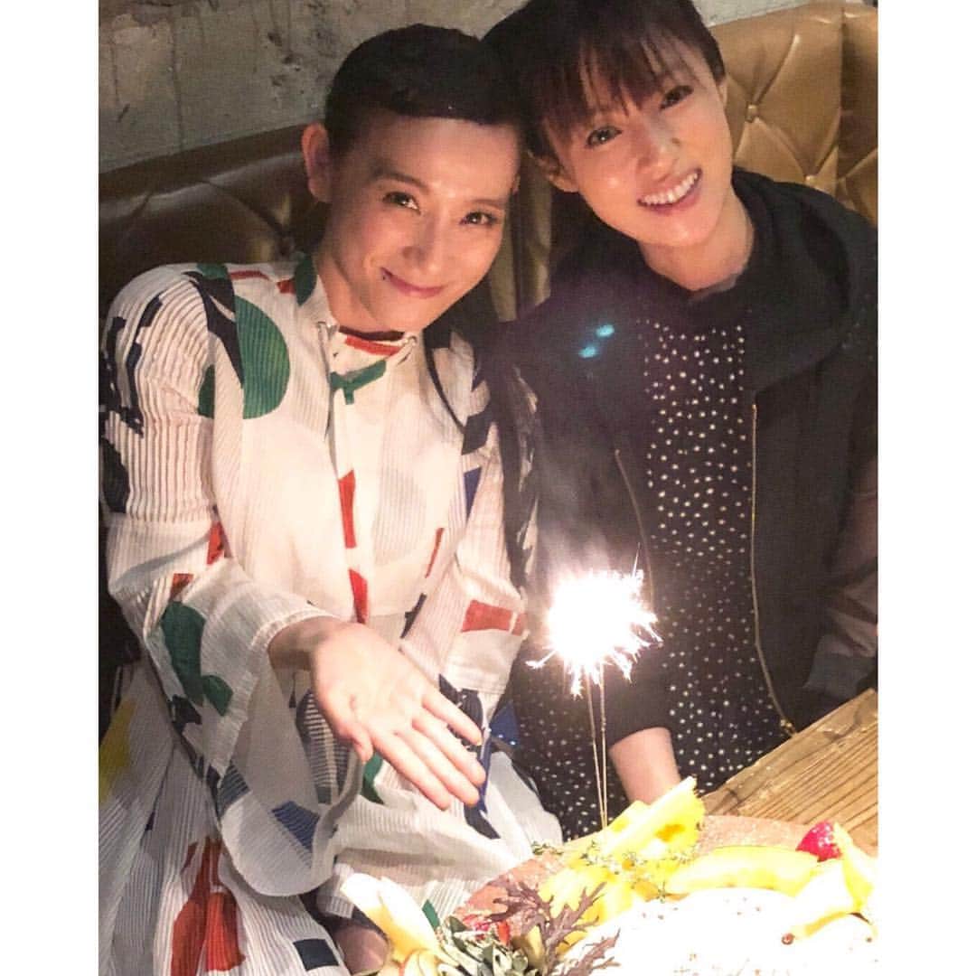 深田恭子のインスタグラム：「篠原ともえちゃんのお誕生日お祝いを（凄い遅くなってしまったのですが）しました🎂私はサプライズが本当に苦手でともえちゃんに会う1週間前からずっとドキドキ通り越しちゃってました🤣💕ともえちゃんは久々に会っても常にその時の私の本質を見抜いて助言をくれる特別な存在...19年のお付き合い💌でも？お願いしたらたまにシノラーもしてくれるよ（笑）💕 #篠原ともえ さん #kyokofukada」