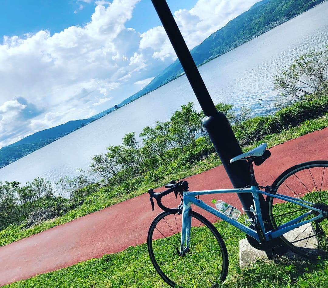 高木菜那のインスタグラム：「久しぶりに外に自転車行きました(*^^*) 天気も最高！ でもANCHORのロゴがオリンピックの時に剥がれちゃって結構ショック😢 #諏訪湖 #下諏訪 #日本電産サンキョー #anchor #ロゴが剥がれた #晴れてると山と山の間から富士山が見えるよ」