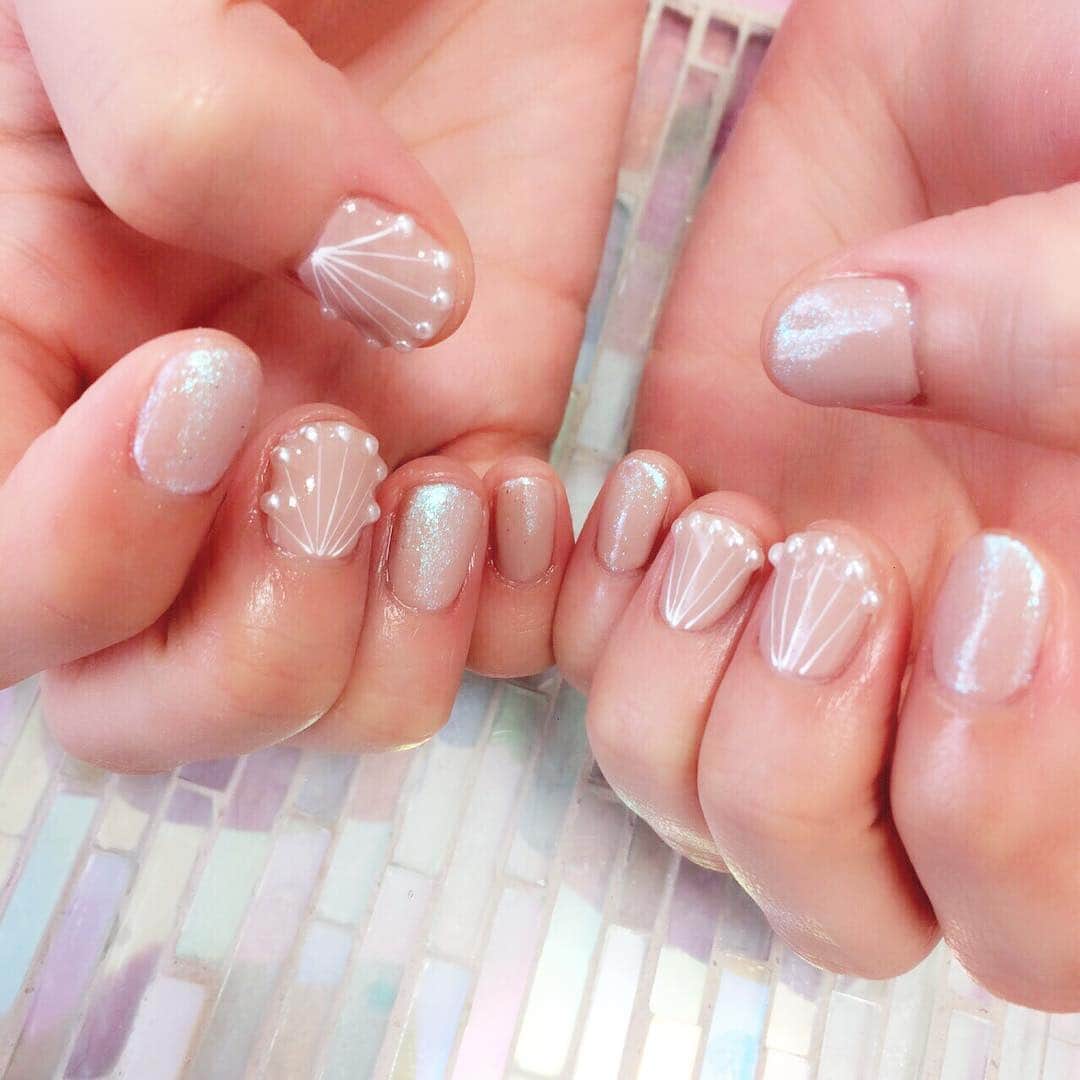須田亜香里さんのインスタグラム写真 - (須田亜香里Instagram)「今回のネイル！色はシンプルにしたよ。 パールがついてる爪は貝殻になってるの😍 これ、紺とか水色でやっても絶対かわいいと思う！  #newnails #ジェルネイル #貝殻」5月10日 11時37分 - akarisuda