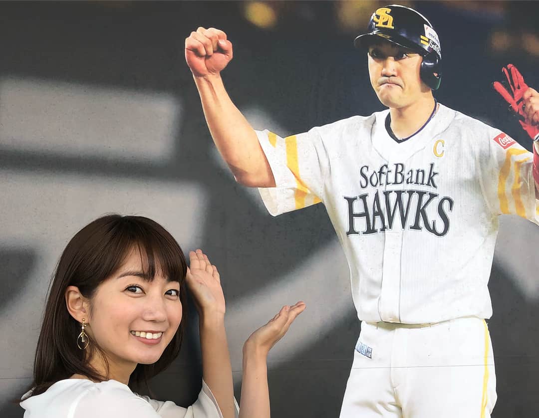 小野彩香さんのインスタグラム写真 - (小野彩香Instagram)「早速ヤフオク!ドームに取材に行ってきました✨内川選手のグッズも紹介しますよ！ヤフオクドームの外壁に内川選手の大きな写真がありました！ #内川聖一 選手 #まるで本人と撮ったよう #ヤフオク!ドーム #ダグアウト  #ソフトバンクホークス #ももち浜s特報ライブ」5月10日 11時40分 - onoayaka_official