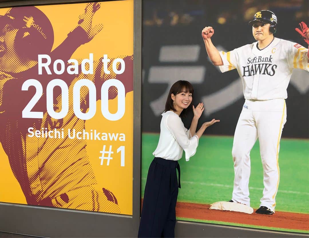 のインスタグラム：「早速ヤフオク!ドームに取材に行ってきました✨内川選手のグッズも紹介しますよ！ヤフオクドームの外壁に内川選手の大きな写真がありました！ #内川聖一 選手 #まるで本人と撮ったよう #ヤフオク!ドーム #ダグアウト  #ソフトバンクホークス #ももち浜s特報ライブ」