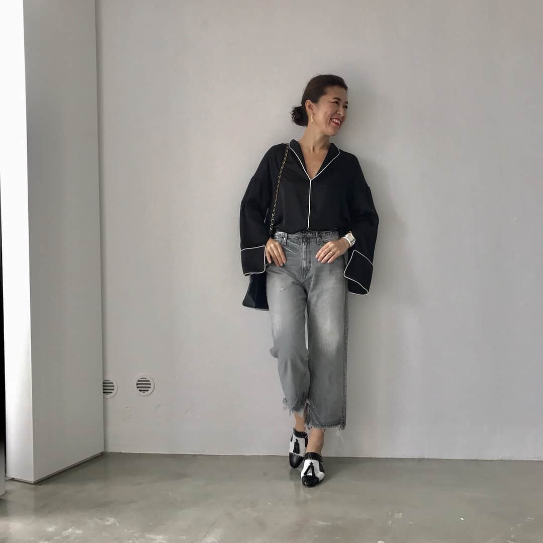 のインスタグラム：「-HOW TO WEAR IT?- 女にはいくつもの顔がある 「実は似合わないと思っていたTOM BOY。程よいハイウエスト、脚の形を拾わないワイドタイプで、超お気に入りに。モノトーンで揃えれば、ドレスアップが可能♡」by 大草直子 . . Style : THE TOMBOY No : 825218-SVD Color : SILVER Price : ¥25,000 . . @naokookusa  #howtowearit  #女にはいくつもの顔がある  #upperhights  #アッパーハイツ #denim #大草直子」