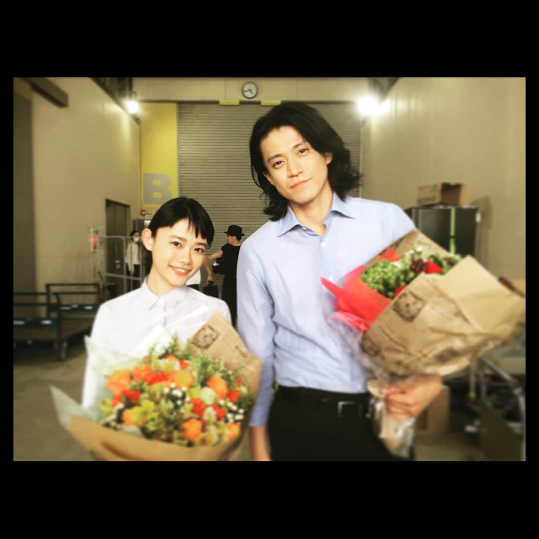 杉咲花のインスタグラム：「AJINOMOTOほんだしの新CMにて まさかの、花沢類さん…！ではなくて、 兄ちゃん役の小栗旬さんと。 花晴れの撮影真っ最中のこのタイミングで こんなご縁が、あるものなのですね。 10年前花男を観ていたとき、 わたしは花沢類さんが大好きだったのです。 ご一緒できて感激でした。 そしてCMは本日より放送。是非ご覧ください。 お家でつくるお味噌汁は、おいしいなぁ。 #ほんだし」