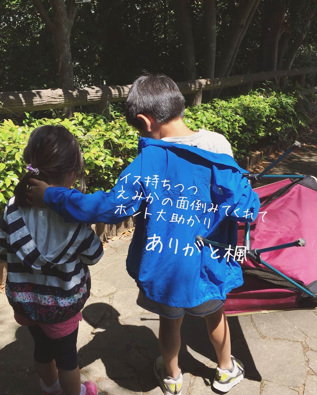 松木里菜さんのインスタグラム写真 - (松木里菜Instagram)「GW。過ぎてしまえばあっという間ですが 長かったぁ😭  スタートは佐賀で仲良くなった大好きな大好きなお友達が我が家にお泊りに来てくれて、うちの子達には内緒にしていたのでもぉそりゃ大喜び❣️ 翌日は近所のイベントへ✨  間に学校の遠足などありつつ、 こどもの日は横須賀にある公園へ♪  #GW #初日 #茨城へ引越した佐賀の友達と再会 #翌日は特大蝶々のわたあめ #こどもの日 #くりはま花の国 #ゴジラの所へ行きたくて花畑でふてる楓😂 #ポピー畑#初めてこんなにたくさんのポピーを見ました🌼❤︎ #ゴジラの所へ向かう時は嬉しそうにしっかり自由な笑花のサポート #パパの代役 #ありがと🙏 #GW明けたら #全身筋肉痛 #遅いんだからぁ😭 ちなみにGWの隙間に両母に協力してもらい旦那さんの補助食作りに佐賀へ行ってきました✈️ 実は引っ越してすでに2回も鳥栖へ行っております(*´ー｀*)👍 大したもの用意できないし やれることは少ないけど 私も頑張らないと‼️」5月10日 12時37分 - rinamatsuki613