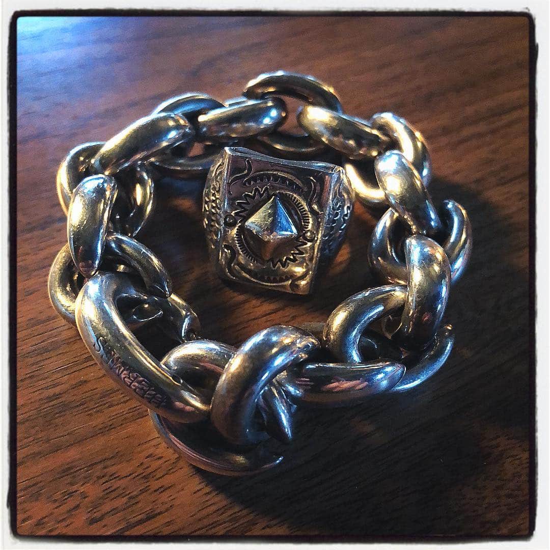 大川知英のインスタグラム：「Vintage HERMES Acrobat TGM  Indian Jewelry ZUNI  男はデッカく❗️Amazing👨🏽‍✈️ #hermes #acrobat #tgm#bracelet #zuni #indianjewelry #ring#amecajiboys #TakatsuBase」