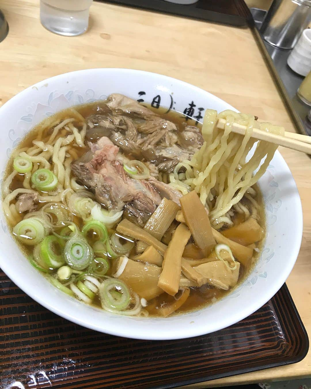 NAOKIさんのインスタグラム写真 - (NAOKIInstagram)「本日の酒田での 【LA・LA・LA LUNCH】  #三日月軒東中の口店  #とろ肉ラーメン  #麺は乱切り麺で  #モチモチの手打ち麺が美味しかった  #とろ肉トロトロ  #ソーキそばの肉って感じ  #グルメ旅酒田  #ナオキ独断グルメ  #酒田ランチ  #旅とラーメンと私  #Finツアーの思い出」5月10日 13時19分 - naoki_10feet