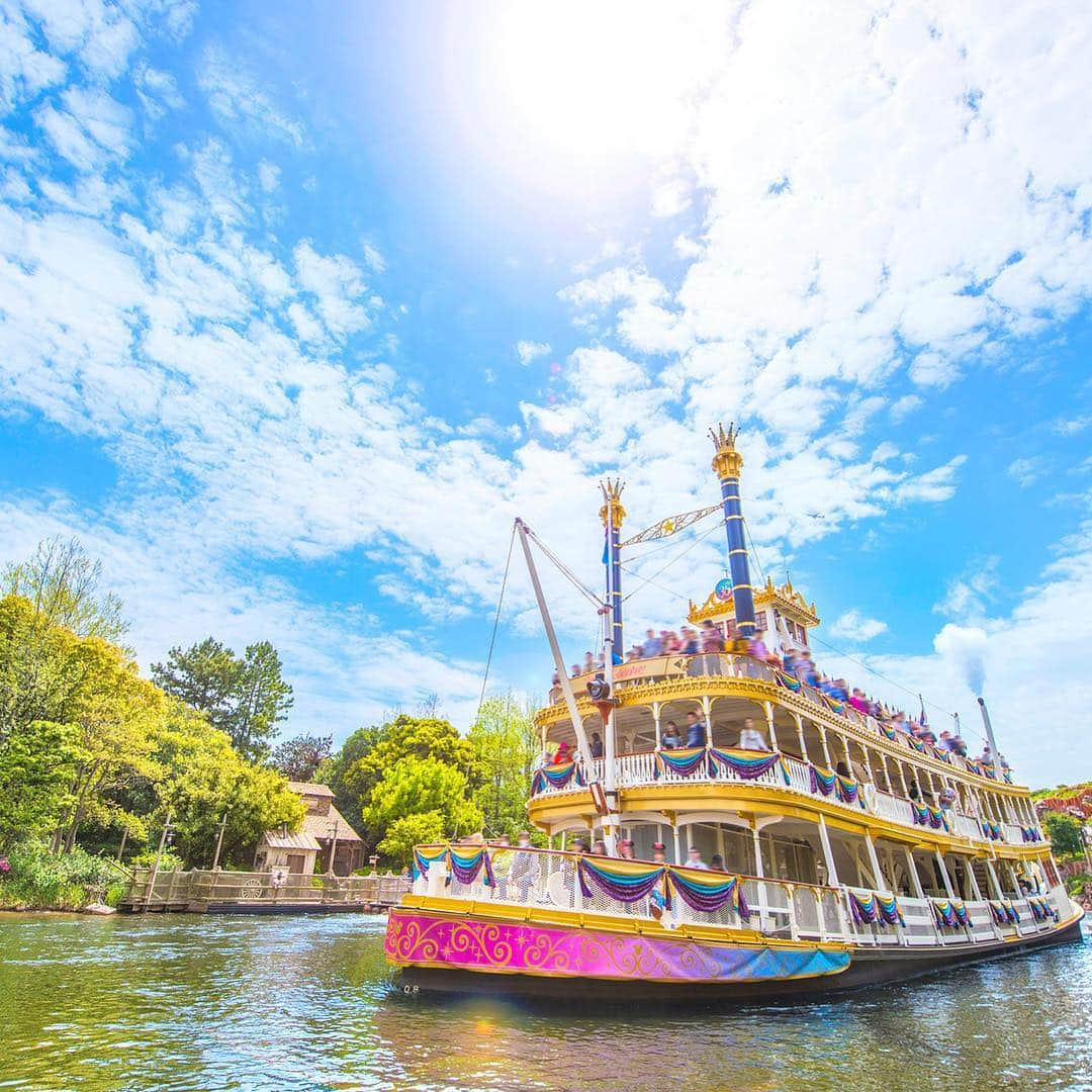 東京ディズニーリゾートさんのインスタグラム写真 - (東京ディズニーリゾートInstagram)「Board the specially decorated Mark Twain Riverboat! 華やかな装いで、いざ出航！ #happiestcelebration #35thanniversary #marktwainriverboat #westernland #tokyodisneyland #tokyodisneyresort #蒸気船マークトウェイン号 #ハピエストセレブレーション #東京ディズニーリゾート35周年 #ウエスタンランド #東京ディズニーランド #東京ディズニーリゾート」5月10日 14時09分 - tokyodisneyresort_official