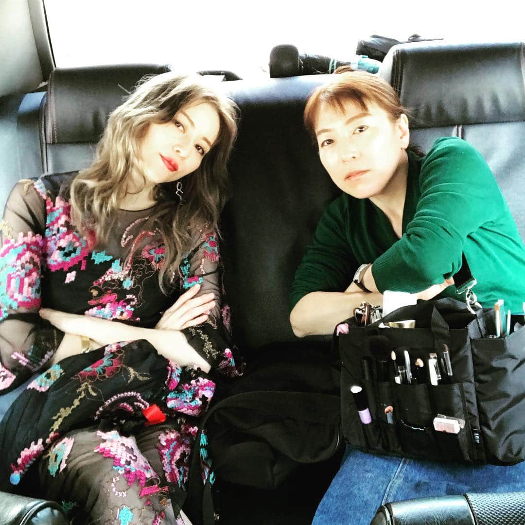 香里奈さんのインスタグラム写真 - (香里奈Instagram)「トミトリです。 恐ろしくかっ飛ばすタクシーでロケ場所へ移動中の香里奈ちゃんとキャンベちゃん（笑） #後部座席 #スタイル研究中 #カリーズスタイル #キャンベスタイル #香港タクシー #運転あらい #香里奈 #G香里奈 #karina #PARCO #富取正明 #ギャンビット #gambit #masaakitomitori #photo #渋谷 #名古屋 #exhibition #香港 #KITEC #IAA #PuffinEntertainment #TGC  #VIVIENNETAM」5月10日 14時08分 - karina_official_221