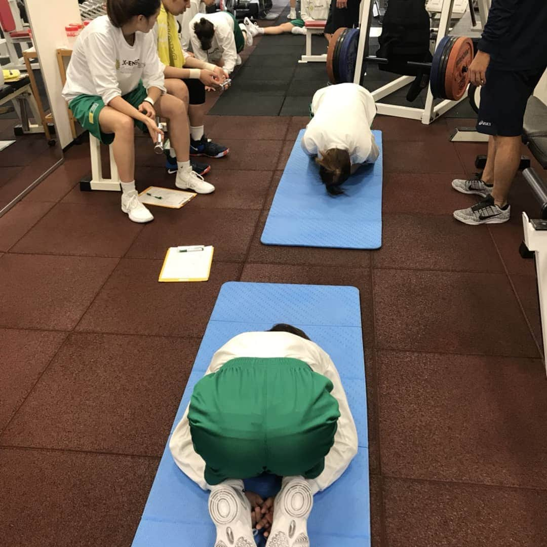 岡本彩也花さんのインスタグラム写真 - (岡本彩也花Instagram)「5/10 🏀練習開始🏀🏃‍♀️🏃 今シーズンも始まりました！ みんなで頑張ろう🙋  #練習前 #もっさんとれあ #マッサージしてる風だけど足かいてるだけ笑 #久々の練習キツかった #トレーニングで即筋肉痛 #あことれあ #おやすみのポーズ #練習終了後の写真 #フラミンゴのポーズらしい😲 #みんな若いな～ #りょくの顔」5月10日 14時21分 - reachan11