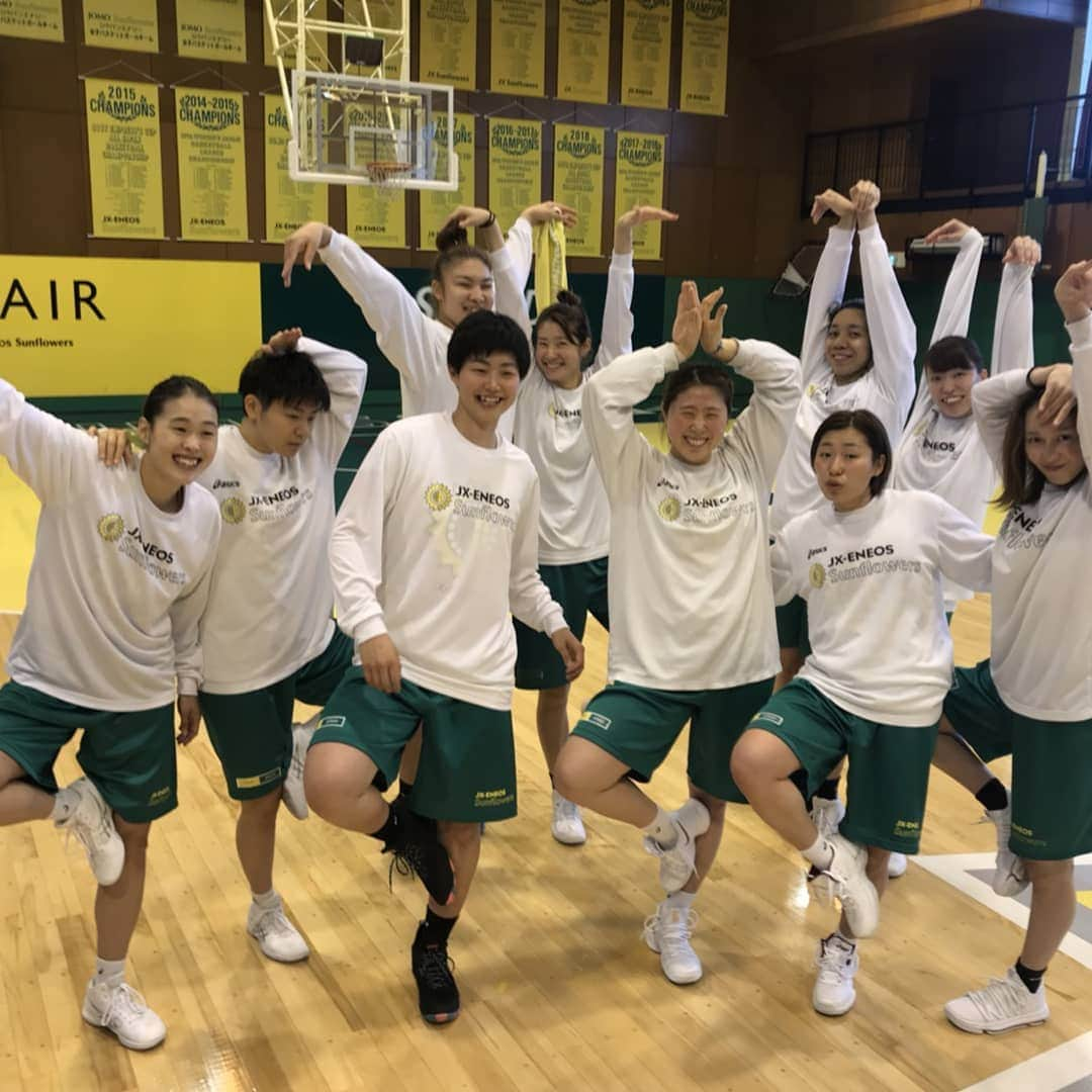 岡本彩也花さんのインスタグラム写真 - (岡本彩也花Instagram)「5/10 🏀練習開始🏀🏃‍♀️🏃 今シーズンも始まりました！ みんなで頑張ろう🙋  #練習前 #もっさんとれあ #マッサージしてる風だけど足かいてるだけ笑 #久々の練習キツかった #トレーニングで即筋肉痛 #あことれあ #おやすみのポーズ #練習終了後の写真 #フラミンゴのポーズらしい😲 #みんな若いな～ #りょくの顔」5月10日 14時21分 - reachan11