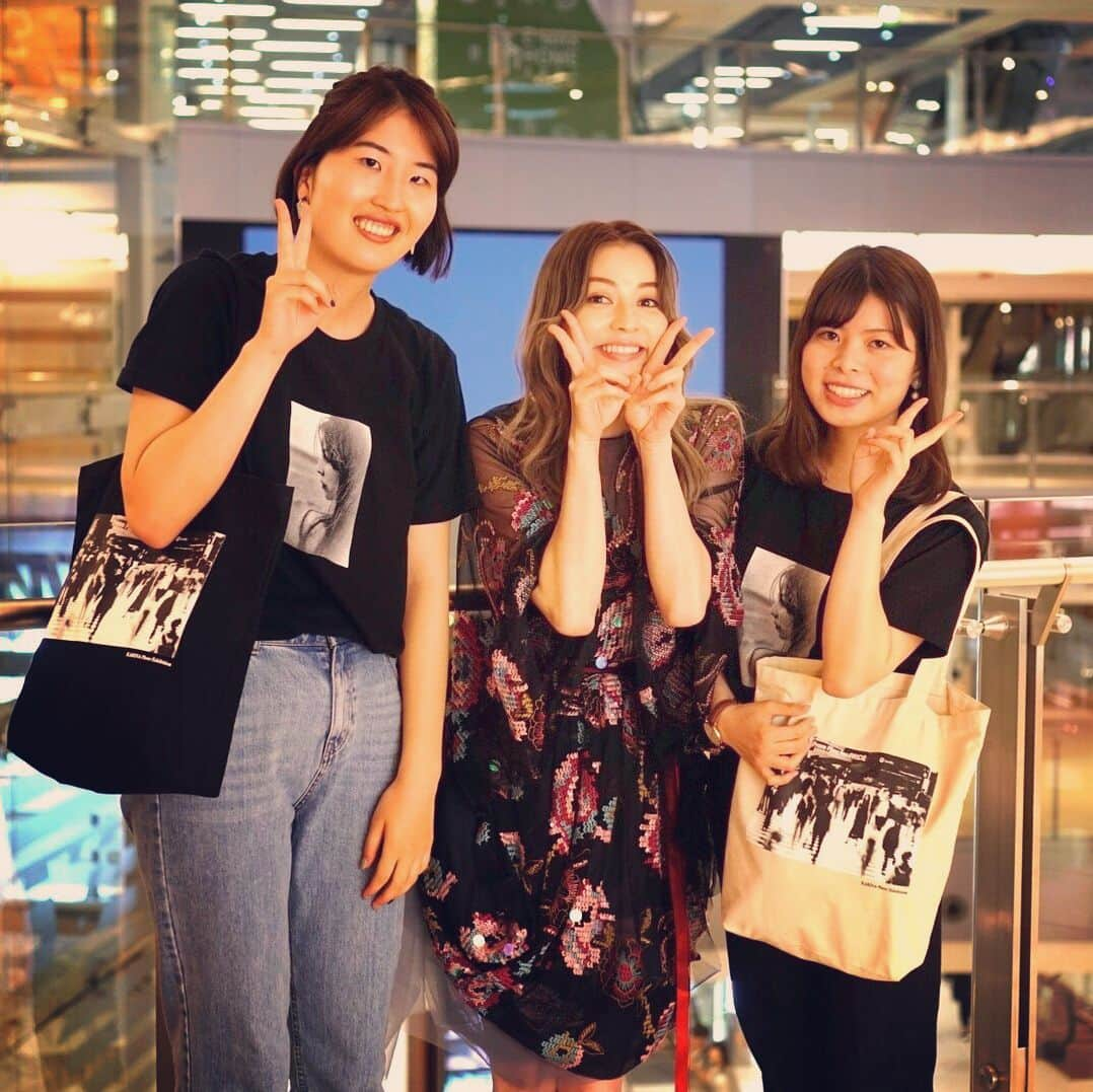 香里奈さんのインスタグラム写真 - (香里奈Instagram)「They visited to my event at Hong Kong from Japan!! 🇭🇰🇯🇵 And they were wearing G Karina's T-shirt and also had that bag!! Thank you so much !! 🤩🤩🤩 香港でのeventに日本からわざわざ来てくれたgirls !! event後に沢山取材の仕事があり、それが終わるのを何時間も待っていてくれた！ 遅くなってごめん！ いつも応援ありがとう！！ ちゃんと無事に帰れたかな？ これからも応援よろしくお願いします😂🙌✨ 香港での写真は 色々とあるので ゆっくりpostしていきますね〜笑  #iamkarina  #itisnotfake #forreal #hongkong  #afterevent #japanesefuns #treasure #seeyounexttime #記念写真 #またね #viviennetam  #香里奈 #karina #G香里奈 #gkarina #japanesemodel #富取正明 #masaakitomitori #PARCO #shibuya #渋谷 #nagoya #名古屋 #tgc #gambit #gifmagazine #gladd #香港  #kitec」5月10日 16時00分 - karina_official_221