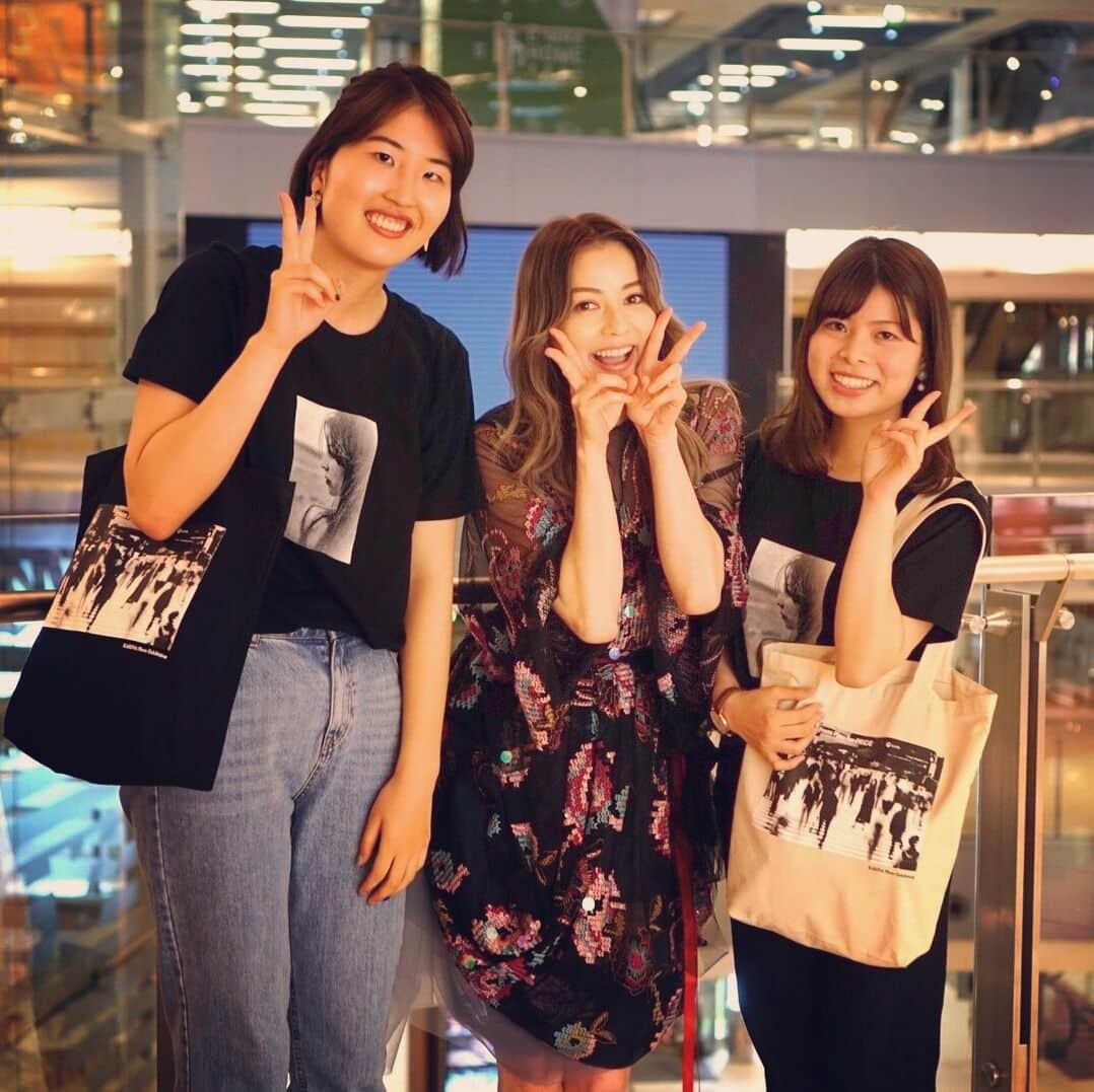 香里奈さんのインスタグラム写真 - (香里奈Instagram)「They visited to my event at Hong Kong from Japan!! 🇭🇰🇯🇵 And they were wearing G Karina's T-shirt and also had that bag!! Thank you so much !! 🤩🤩🤩 香港でのeventに日本からわざわざ来てくれたgirls !! event後に沢山取材の仕事があり、それが終わるのを何時間も待っていてくれた！ 遅くなってごめん！ いつも応援ありがとう！！ ちゃんと無事に帰れたかな？ これからも応援よろしくお願いします😂🙌✨ 香港での写真は 色々とあるので ゆっくりpostしていきますね〜笑  #iamkarina  #itisnotfake #forreal #hongkong  #afterevent #japanesefuns #treasure #seeyounexttime #記念写真 #またね #viviennetam  #香里奈 #karina #G香里奈 #gkarina #japanesemodel #富取正明 #masaakitomitori #PARCO #shibuya #渋谷 #nagoya #名古屋 #tgc #gambit #gifmagazine #gladd #香港  #kitec」5月10日 16時00分 - karina_official_221