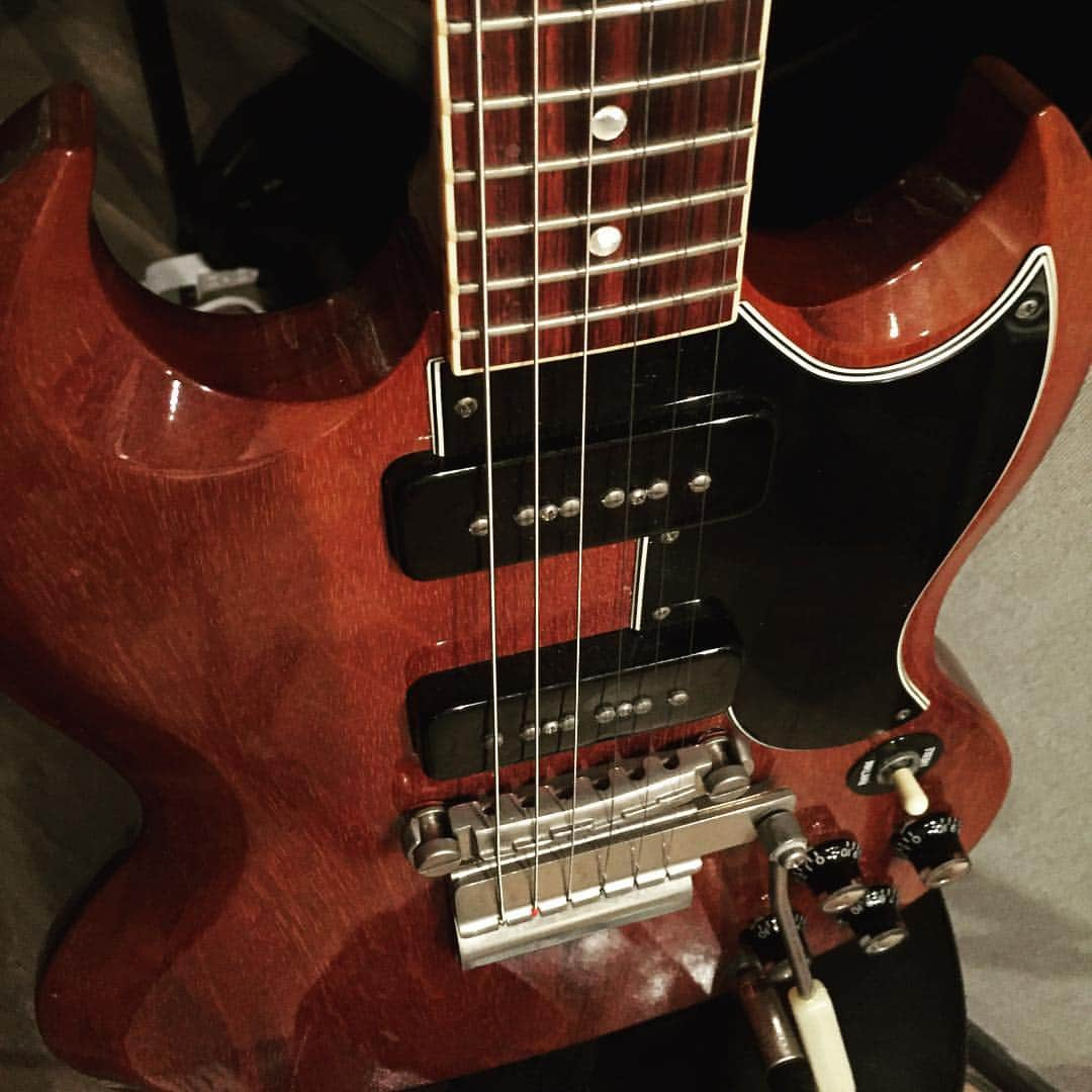 岸田繁さんのインスタグラム写真 - (岸田繁Instagram)「Gibson SGのスチューデント・モデル。P-90大好き。エンジニア氏にお借りして殆どの曲をレコーディング。」5月10日 19時48分 - kishidashigeru